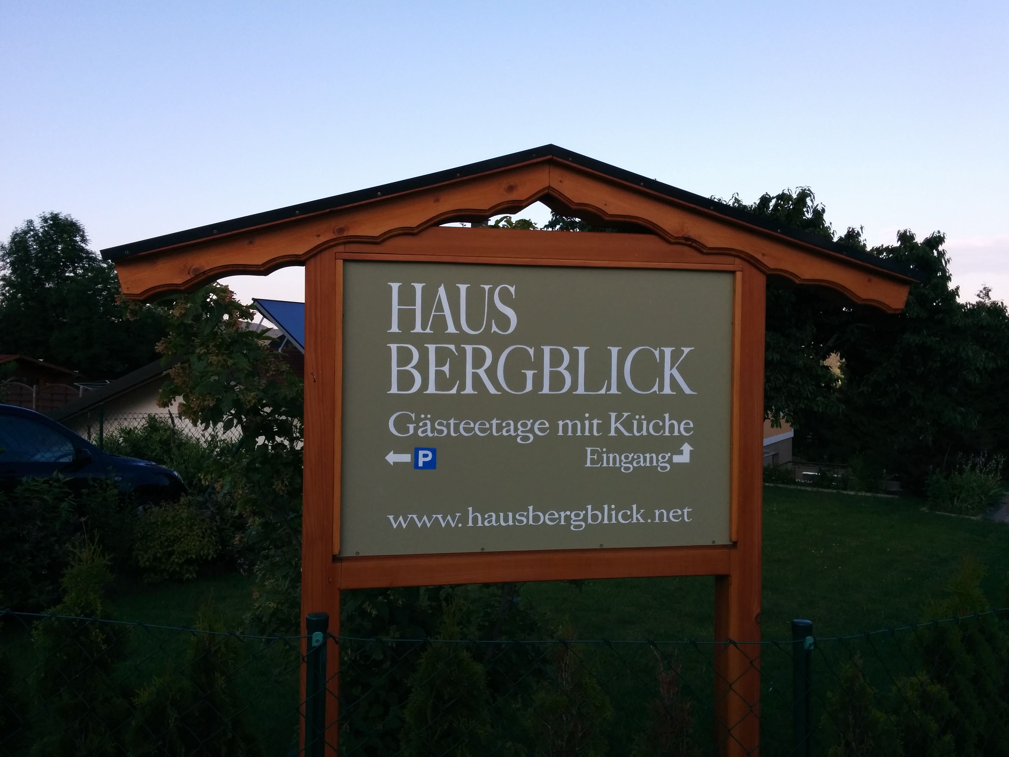Schild mit der Aufschrift 'Haus Bergblick, Gästetage mit Küche'.