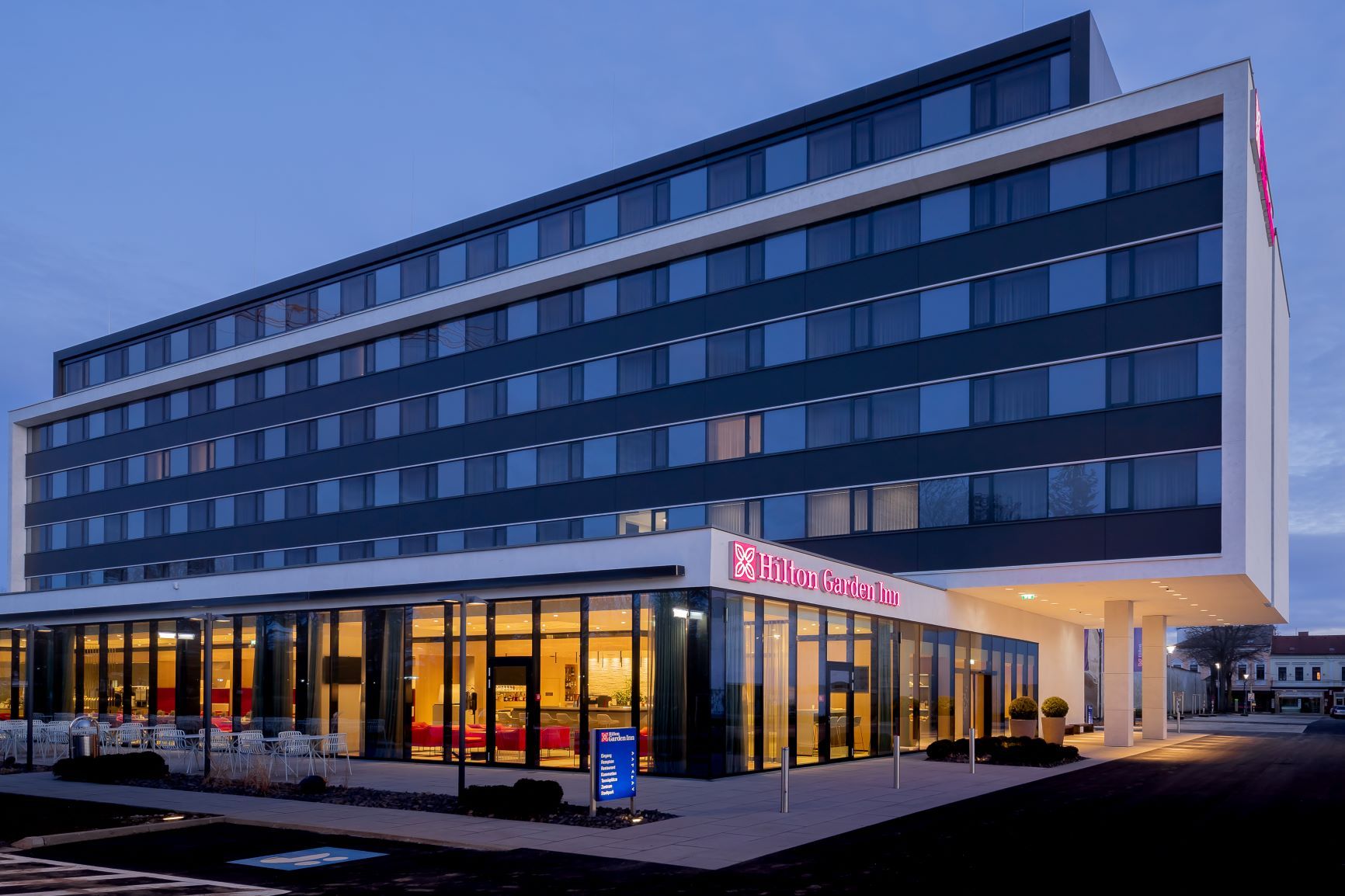 Außenansicht eines Hilton Garden Inn Hotels bei Dämmerung.