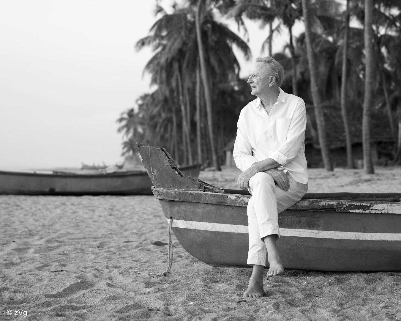 Folke Tegetthoff sitzt auf einem Boot am Strand