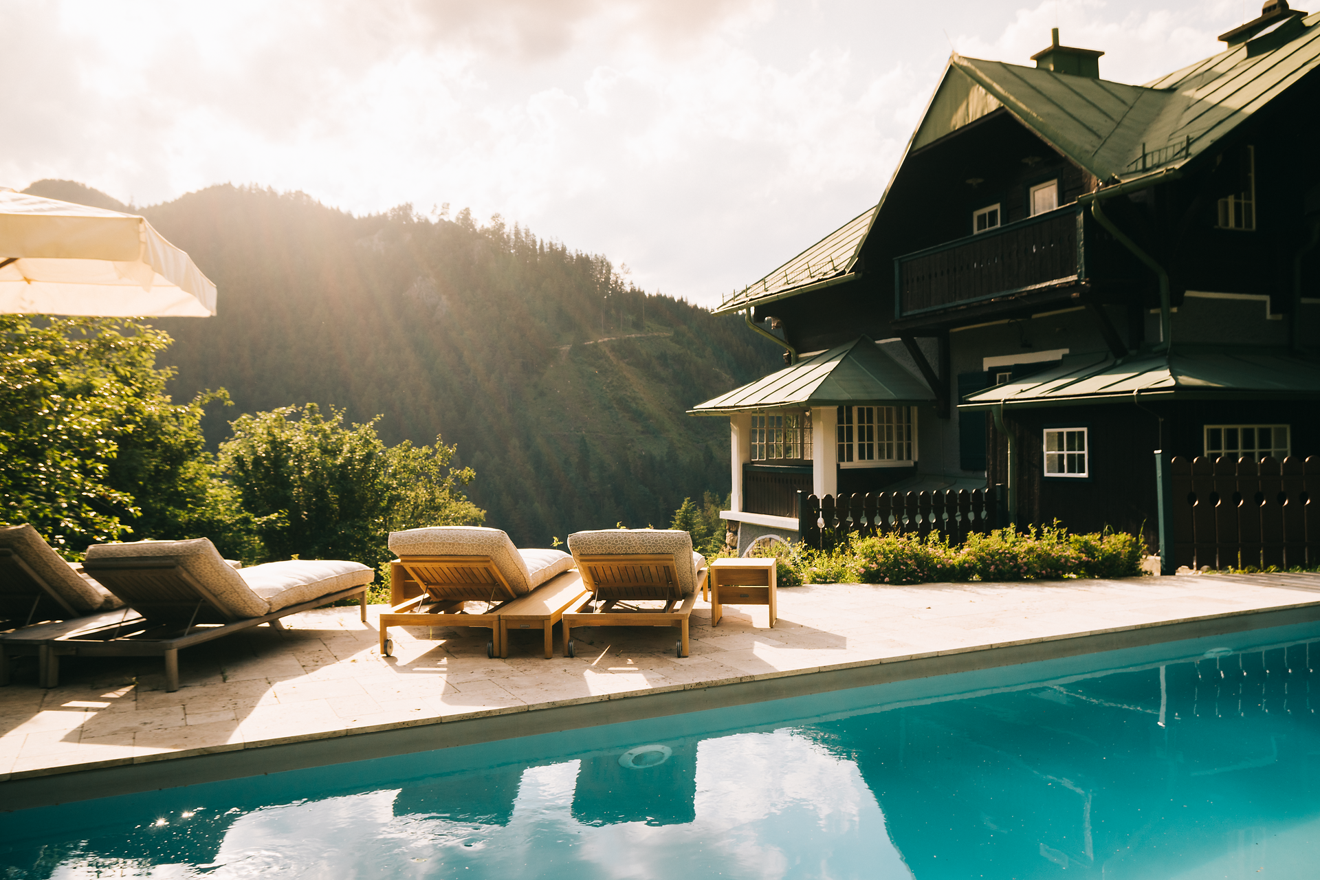 Die Villa Antoinette strahlt eine einladende Atmosphäre aus, umgeben von der majestätischen Kulisse der Wiener Alpen. Entspannen Sie am glitzernden Pool und genießen Sie die atemberaubenden Ausblicke auf die umliegenden Berge, während die sanfte Brise die warmen Sommertage erfrischt.