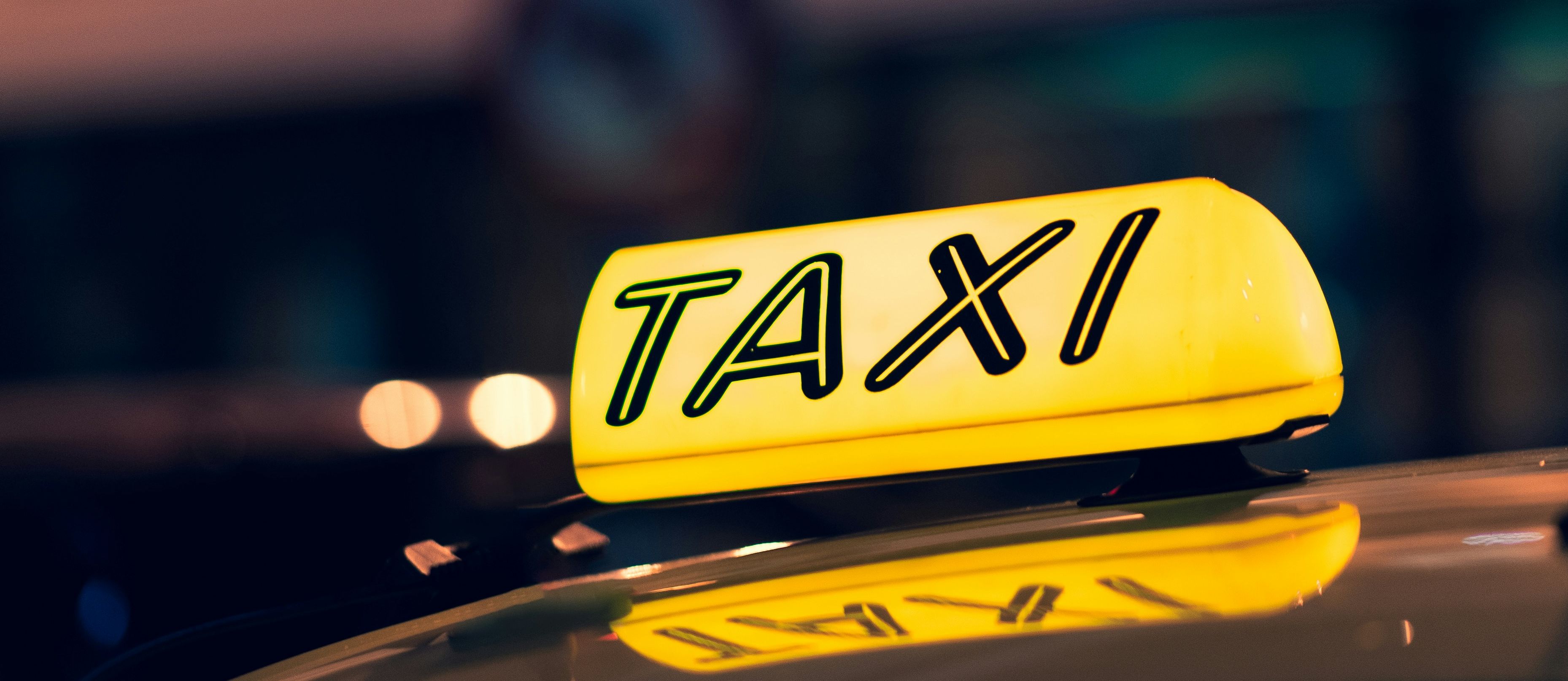 Leuchtendes Schild eines Taxis