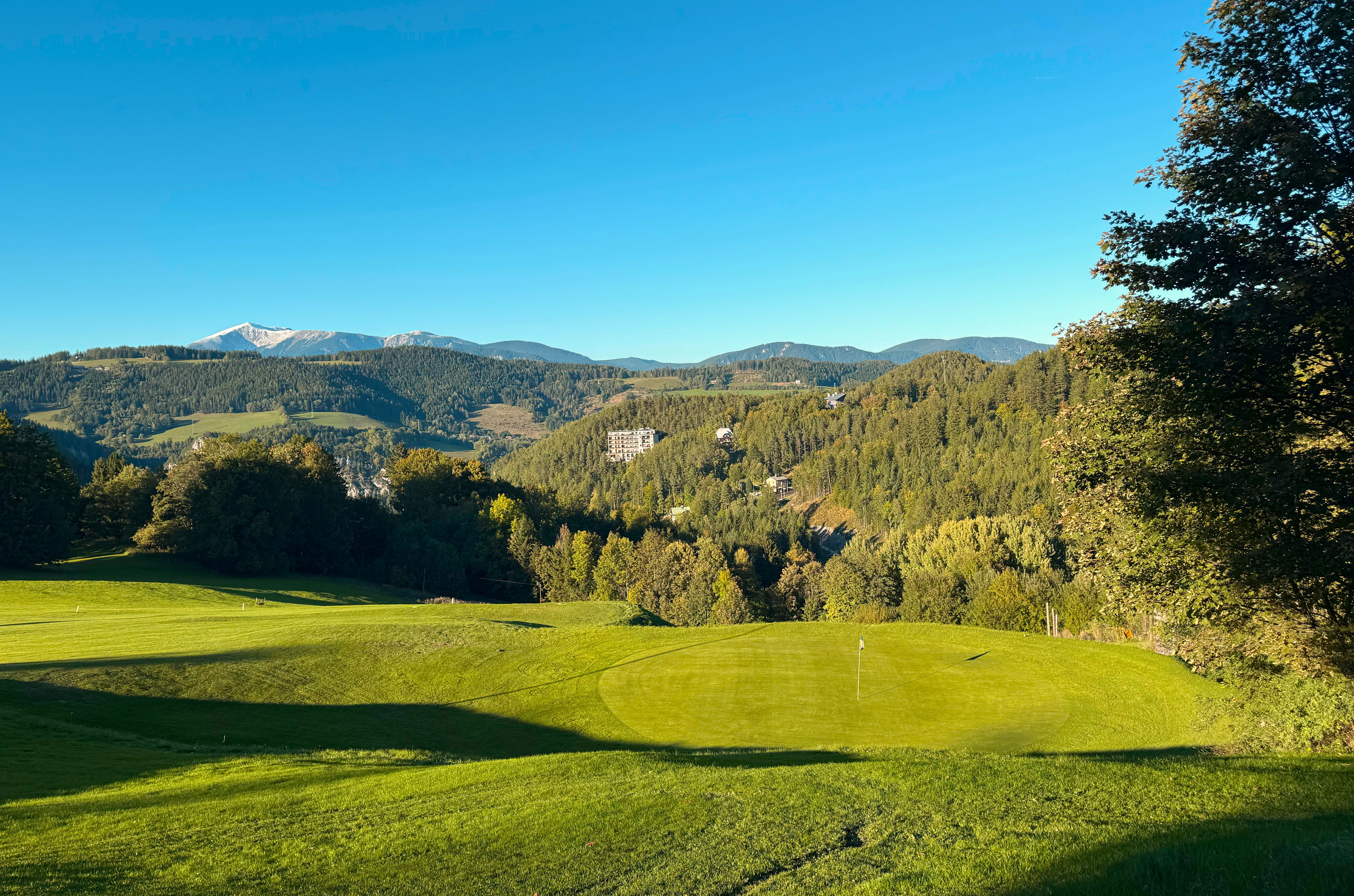 Blick über den Golfclub Semmering zum Schneeberg