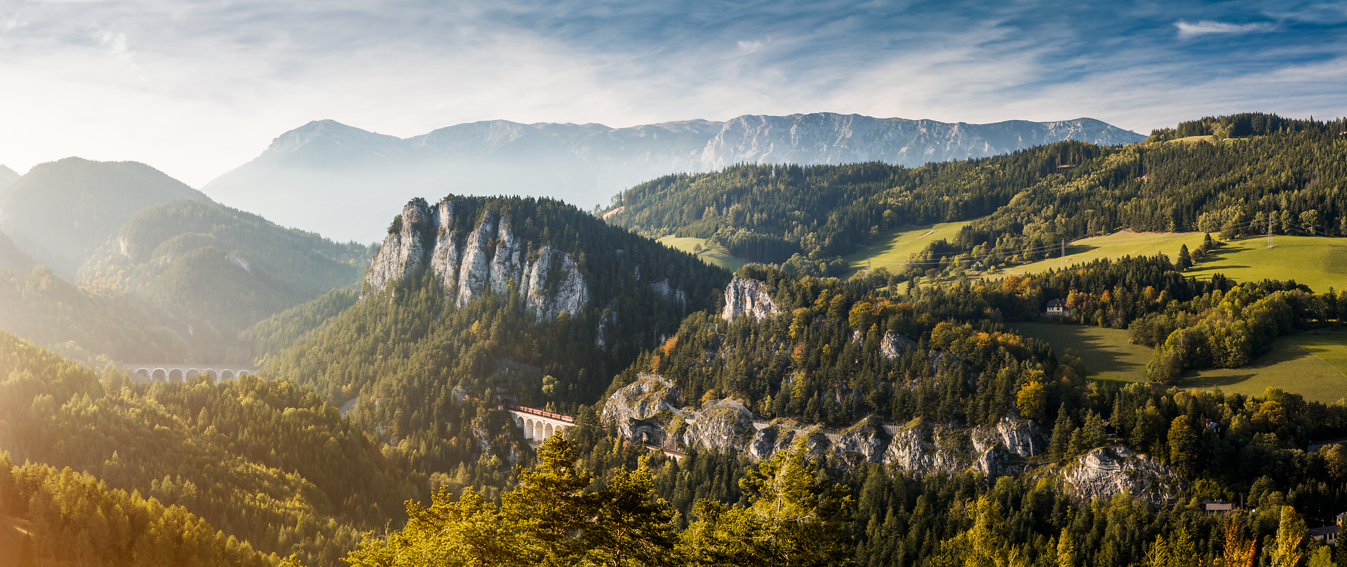 Die sanften Hügel und majestätischen Berge laden zu unvergesslichen Erlebnissen in der Natur ein. Ein klarer Himmel und die frische Bergluft schaffen eine Atmosphäre der Ruhe und Erholung. Hier, wo die Landschaft in sanften Grüntönen erstrahlt, wird jeder Schritt zum Genuss.