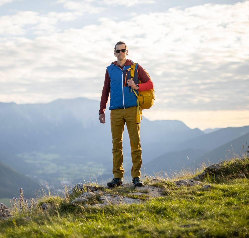 Wanderer mit guter Ausrüstung vor dem Schneeberg