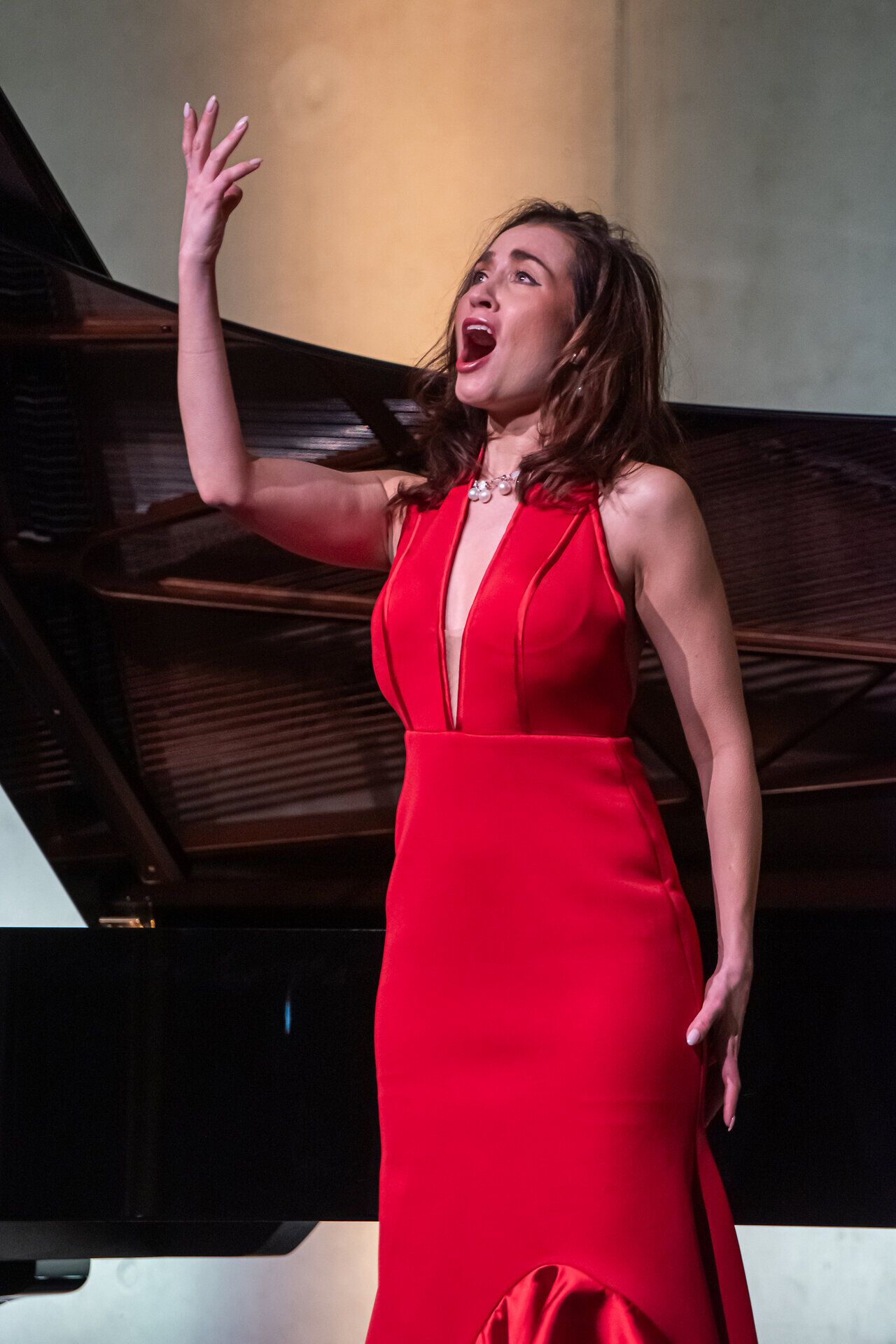Sängerin in rotem Kleid bei einem Auftritt vor einem Flügel beim Bösendorfer Festival.