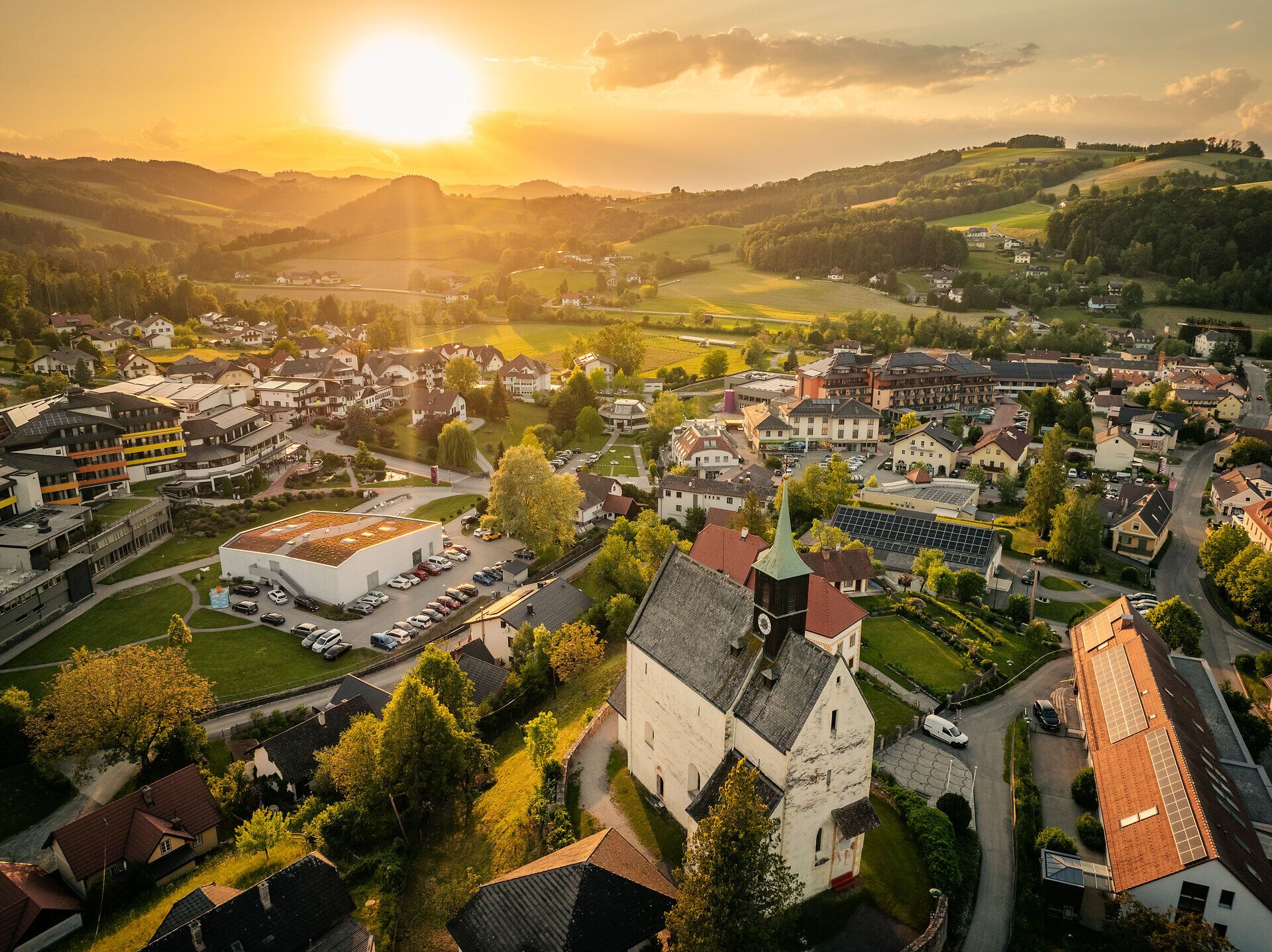 Luftaufnahme Bad Schönau bei Sonnenuntergang. 