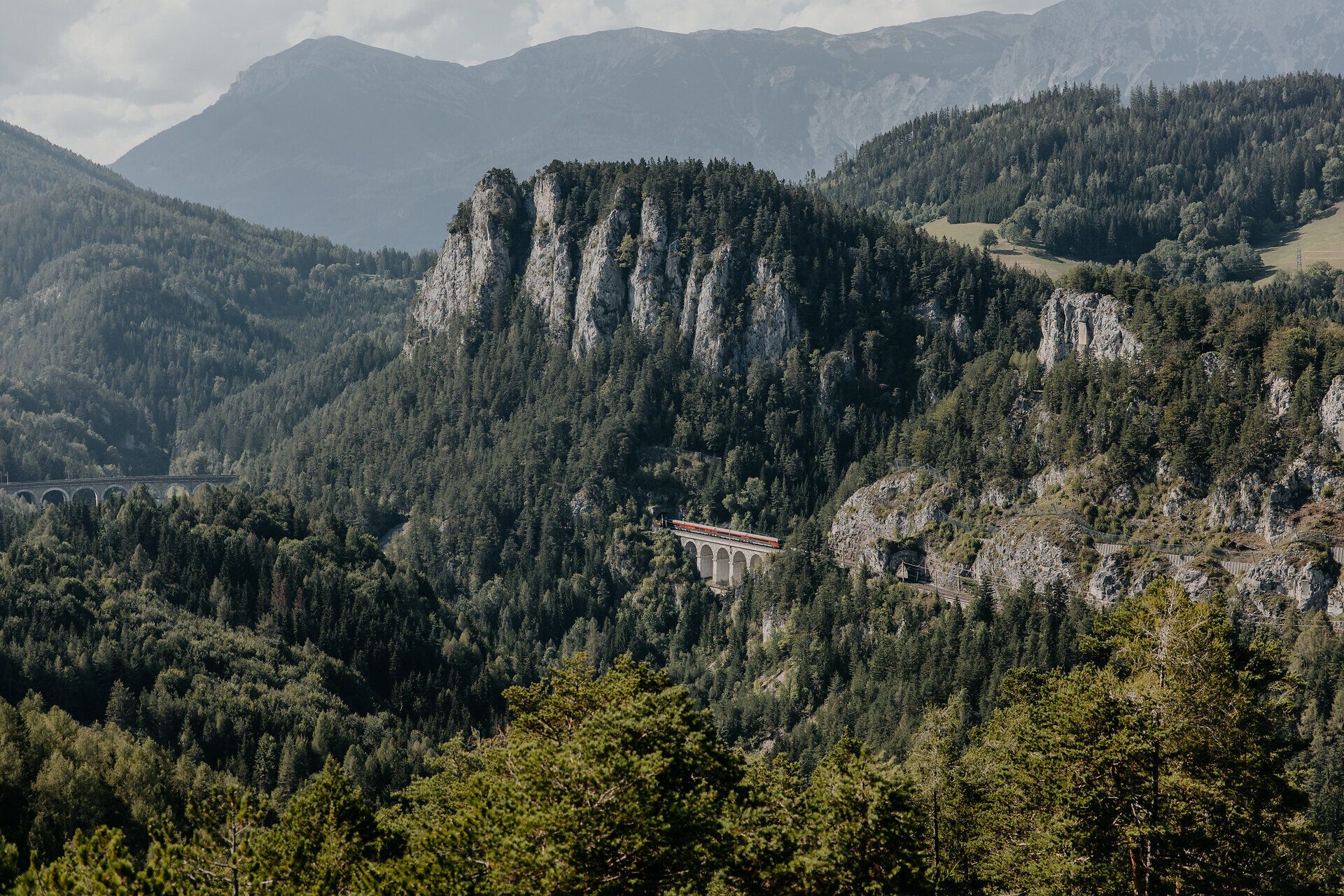 Blick auf die Pollereswand mit Viadukt, dem 20 Schilling Blick