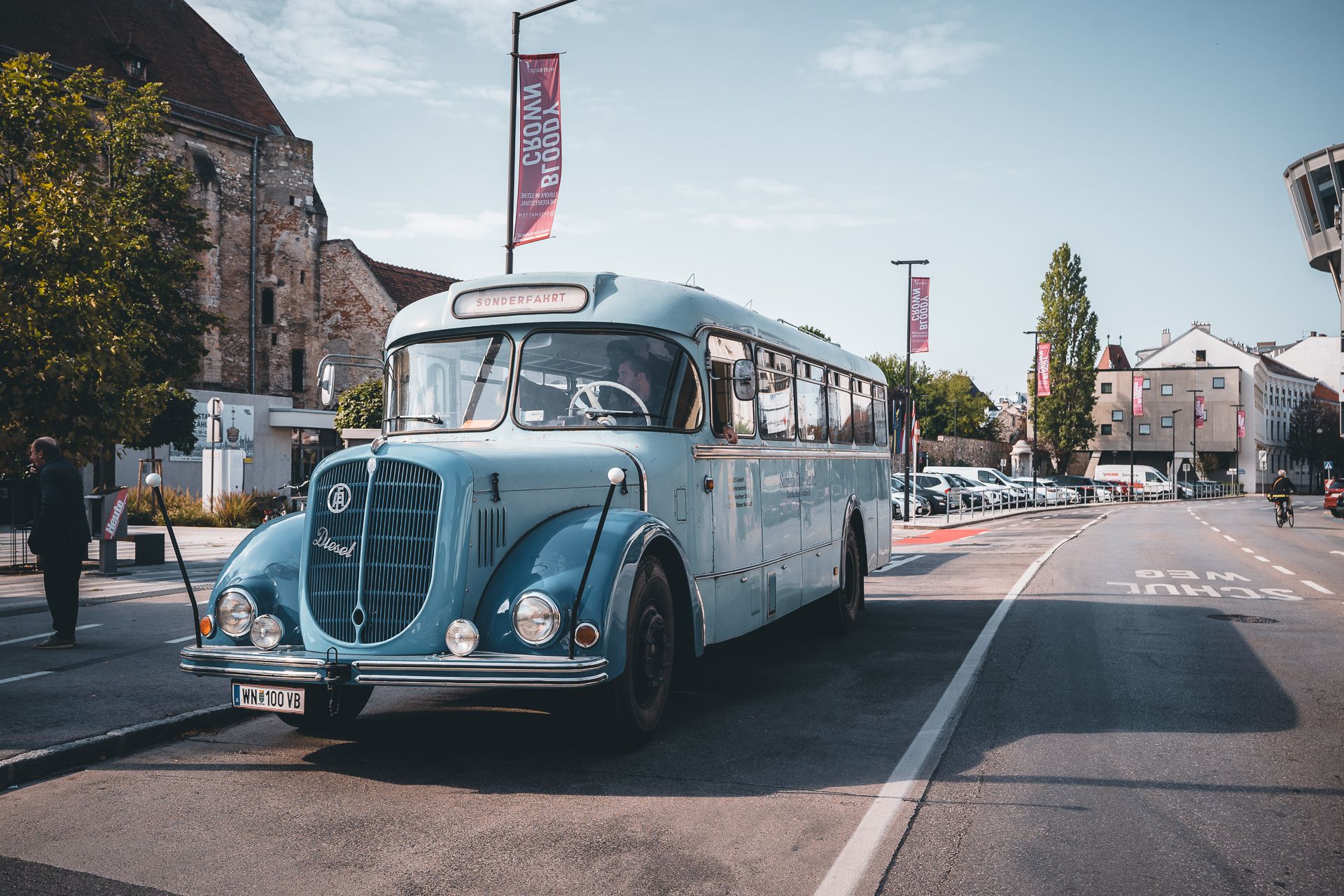 Blauer Oldtimerbus auf der Straße. 