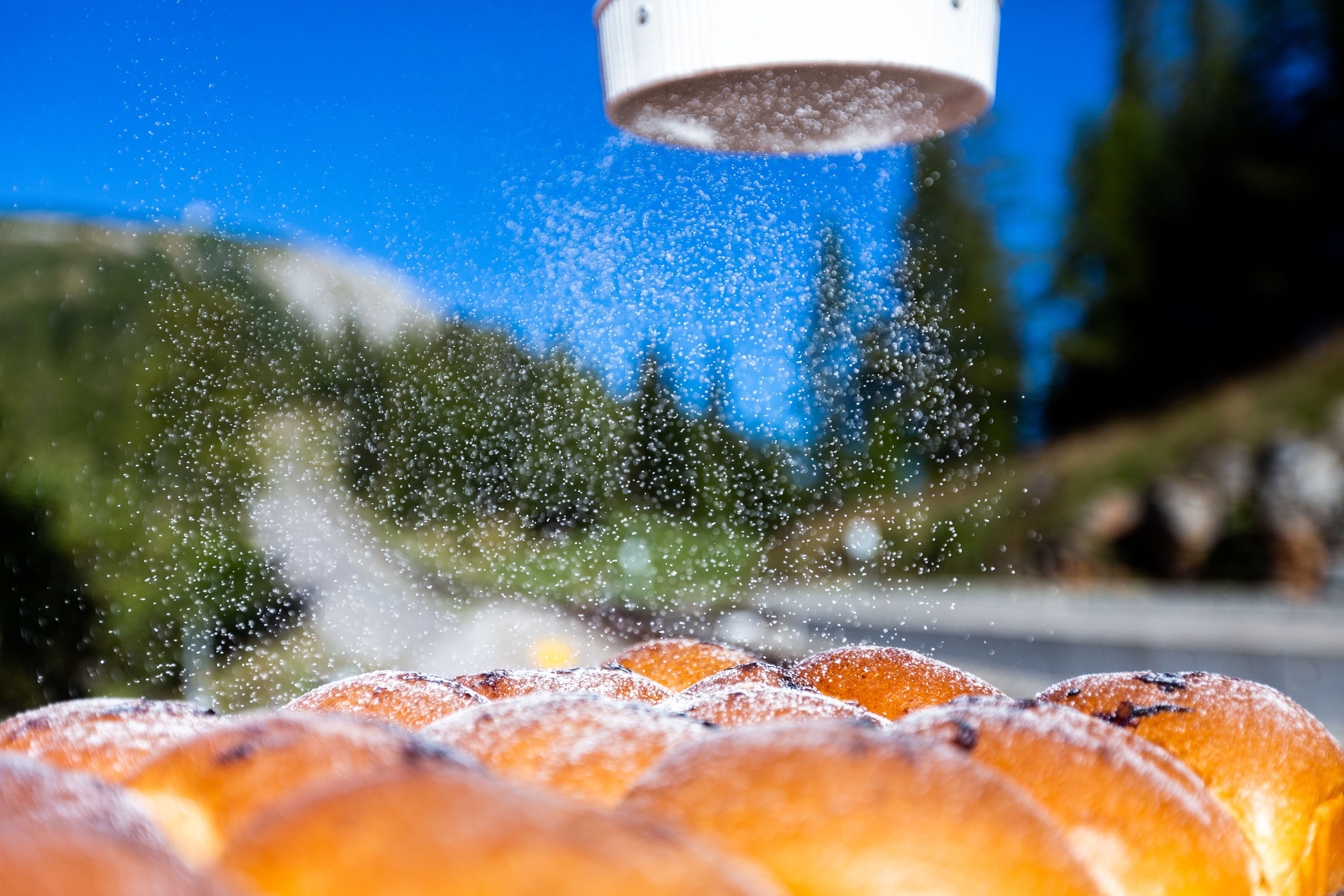 Buchtel mit Staubzucker überstreut mit Bergpanorama im Hintergrund