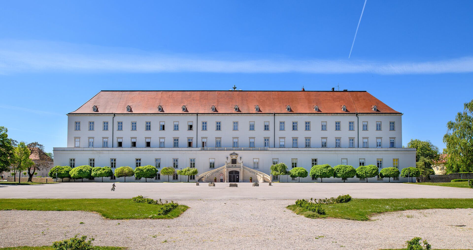Die Militärakademie in Wiener Neustadt mit angeschlossenen Akademiepark.