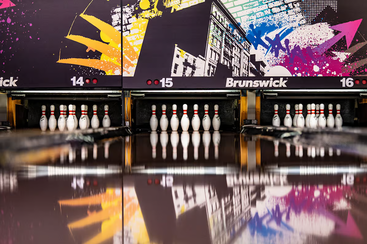 Bowlingbahn von Brunswick mit Kegeln und buntem Graffiti