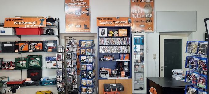 Innenansicht eines Geschäfts mit Regalen voller Elektronik und Werkzeugen.