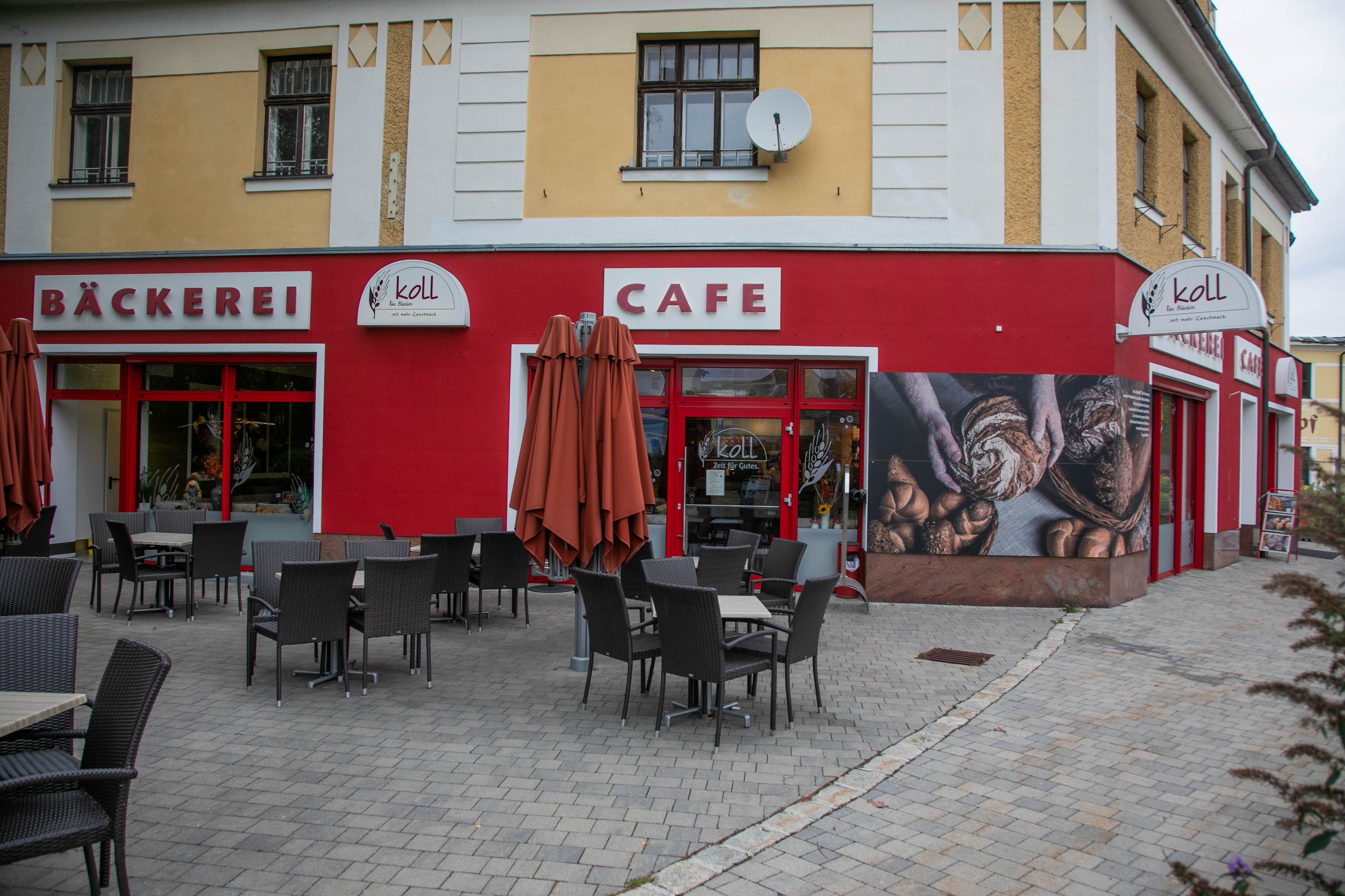 Außenansicht einer Bäckerei und Café mit Sitzbereich in Grimmenstein.