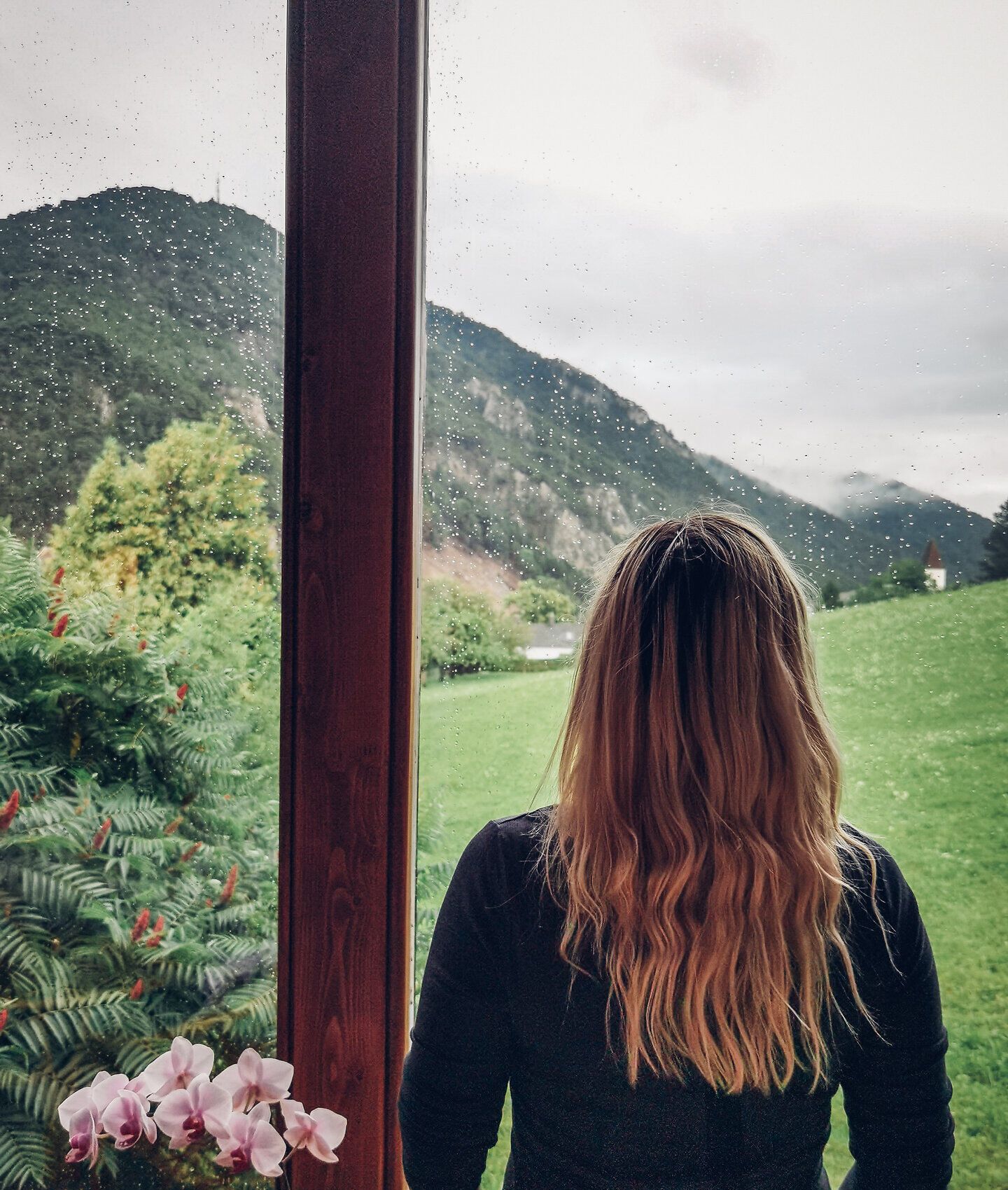Ein sanfter Regen umhüllt die Landschaft, während die Berge majestätisch im Hintergrund thronen. Die ruhige Atmosphäre lädt dazu ein, die Schönheit der Natur in vollen Zügen zu genießen und die frische, klare Luft einzuatmen.