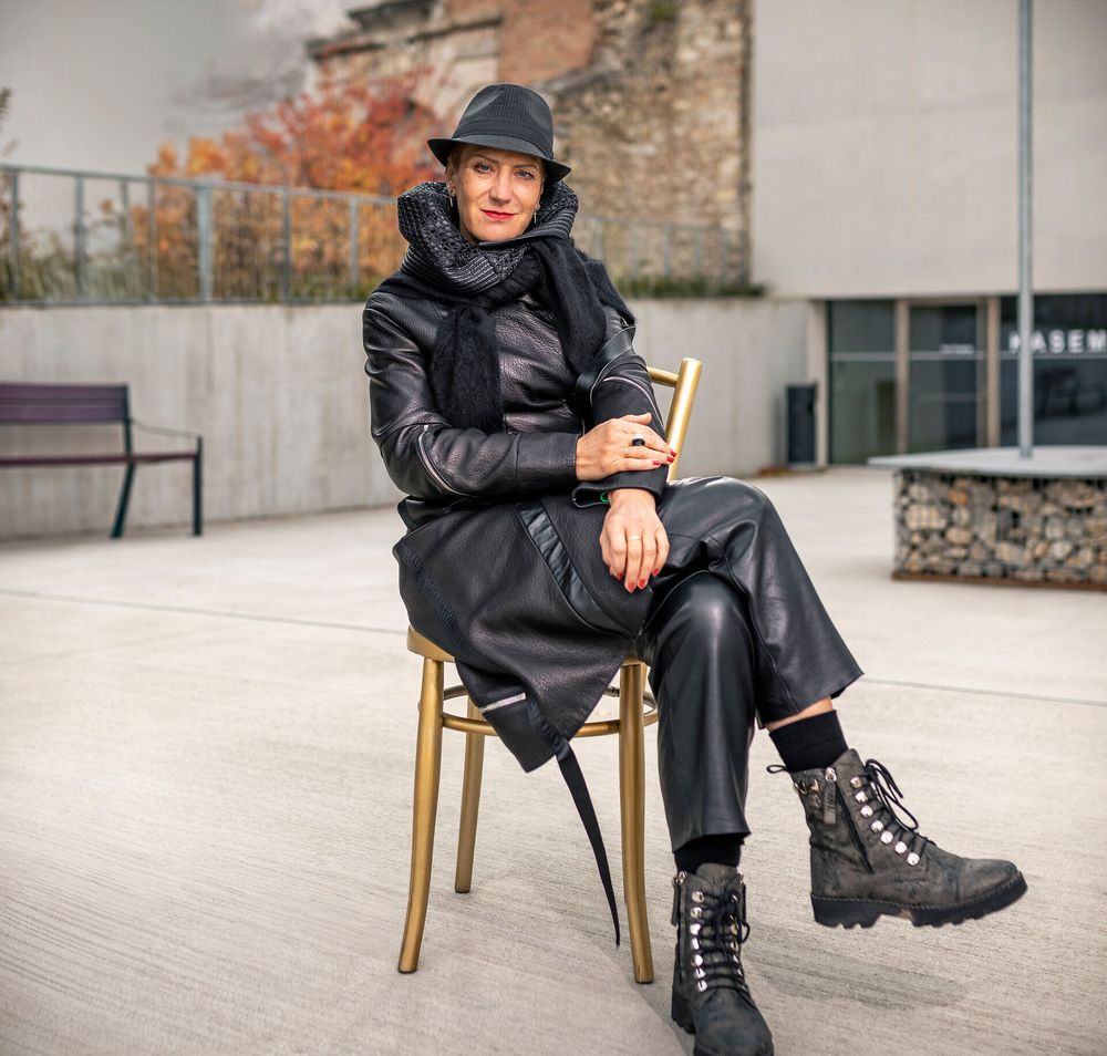 Anna Luca Krassnigg sitzt auf einem goldenen Sessel vor dem Eingang der Kasematten in Wiener Neustadt.