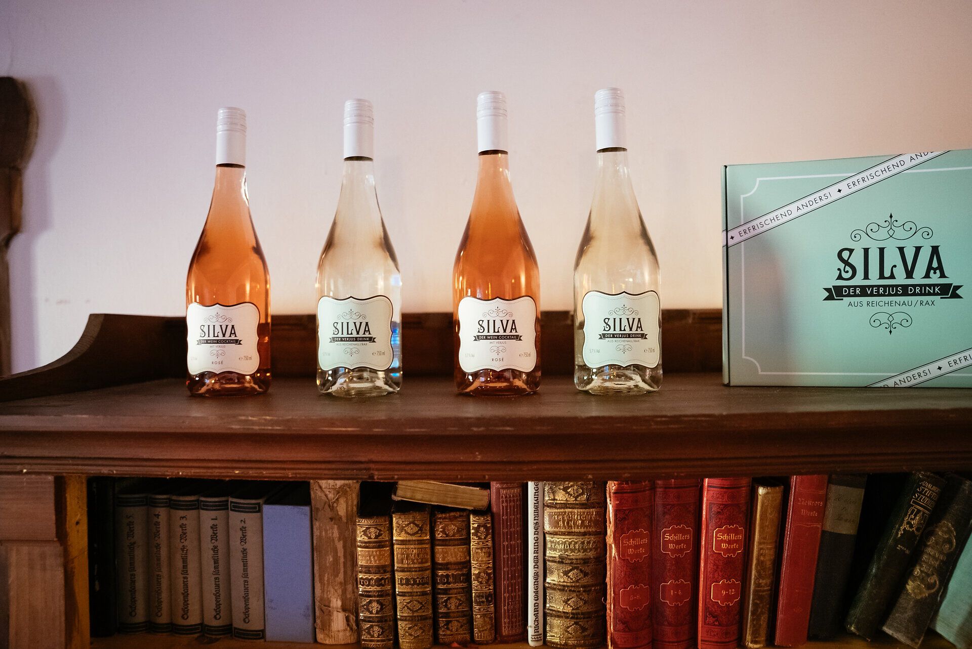 Genießen Sie die erfrischenden Verjus-Drinks „SILVA“ inmitten der malerischen Kulisse der Wiener Alpen. Die sanften Farben der Flaschen harmonieren perfekt mit der warmen Sommeratmosphäre und laden dazu ein, die Schönheit der Natur zu erleben. Ein idealer Ort, um sich zu entspannen und die Seele baumeln zu lassen.