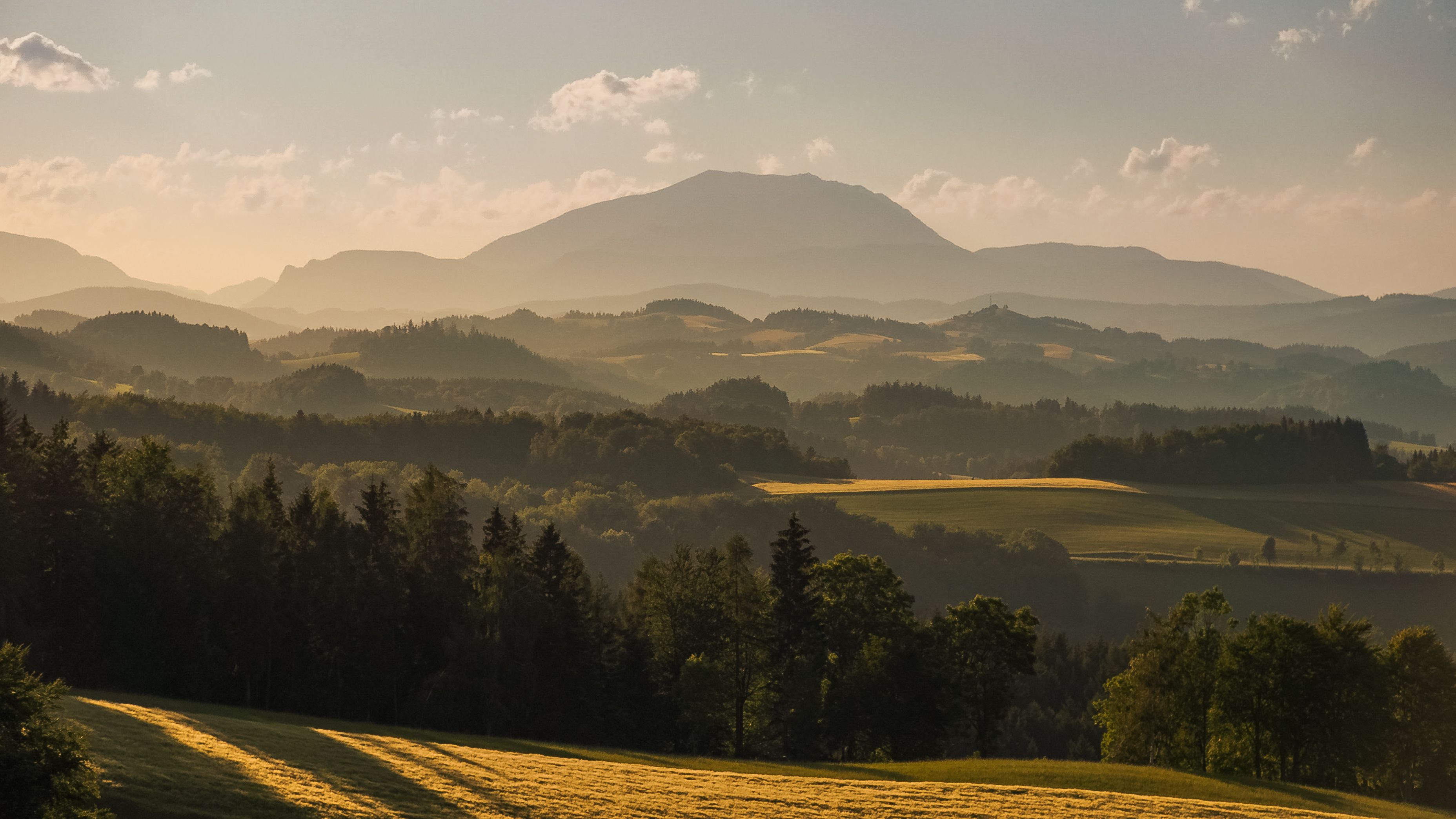 Ausblick über die Hügeln der Buckligen Welt in Abendlicht