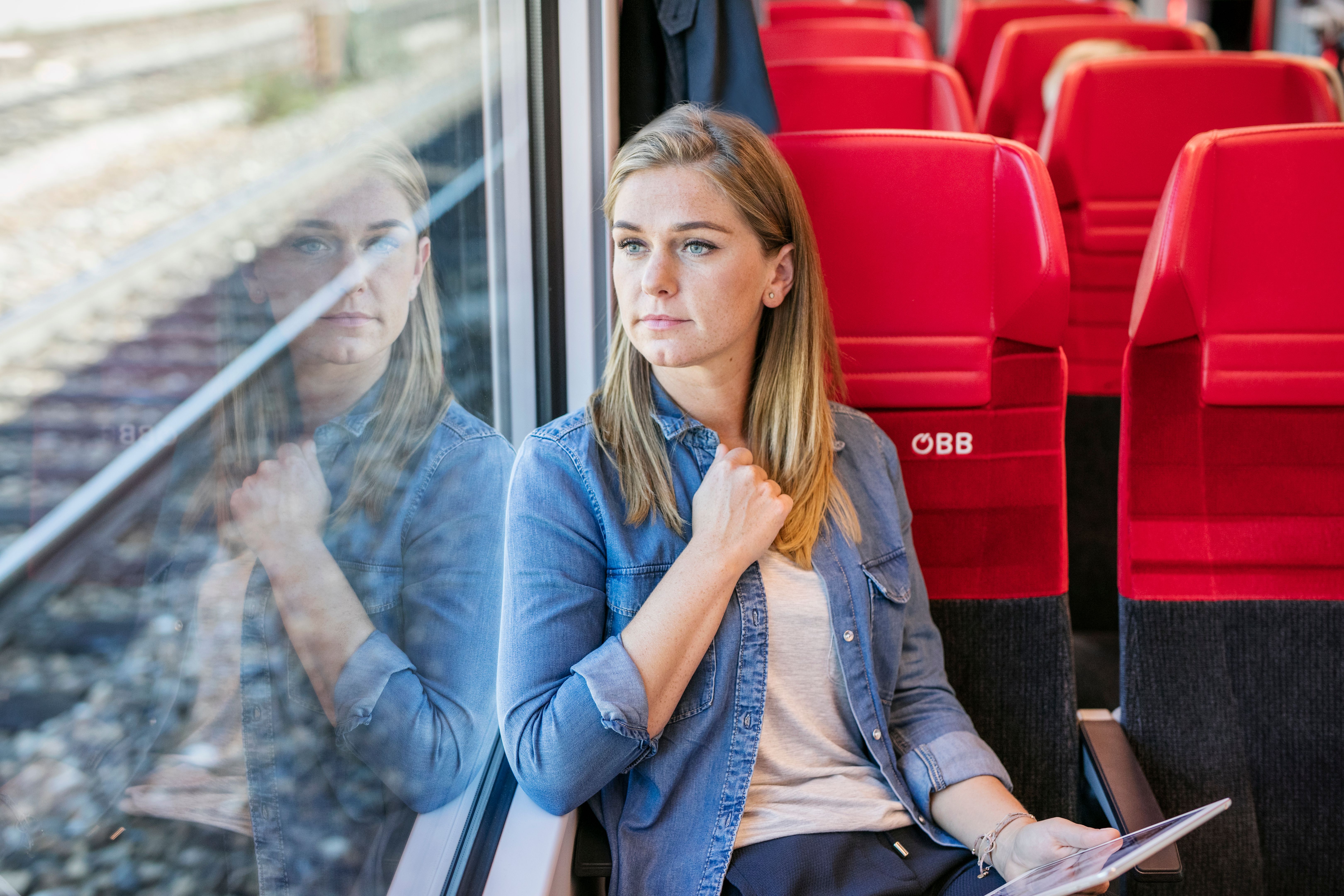 Blick auf das Südbahnhotel Semmering mit der Rax im Hintergrund