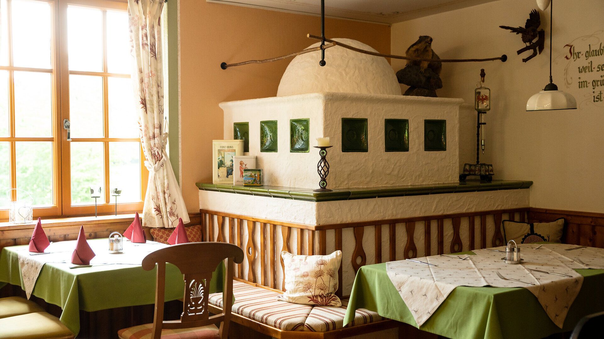 Die gemütliche Gaststube strahlt eine einladende Atmosphäre aus, in der sich Tradition und Herzlichkeit vereinen. Holzverkleidete Wände und rustikale Möbel schaffen einen perfekten Ort, um nach einem Tag in den Wiener Alpen zu entspannen und regionale Köstlichkeiten zu genießen.