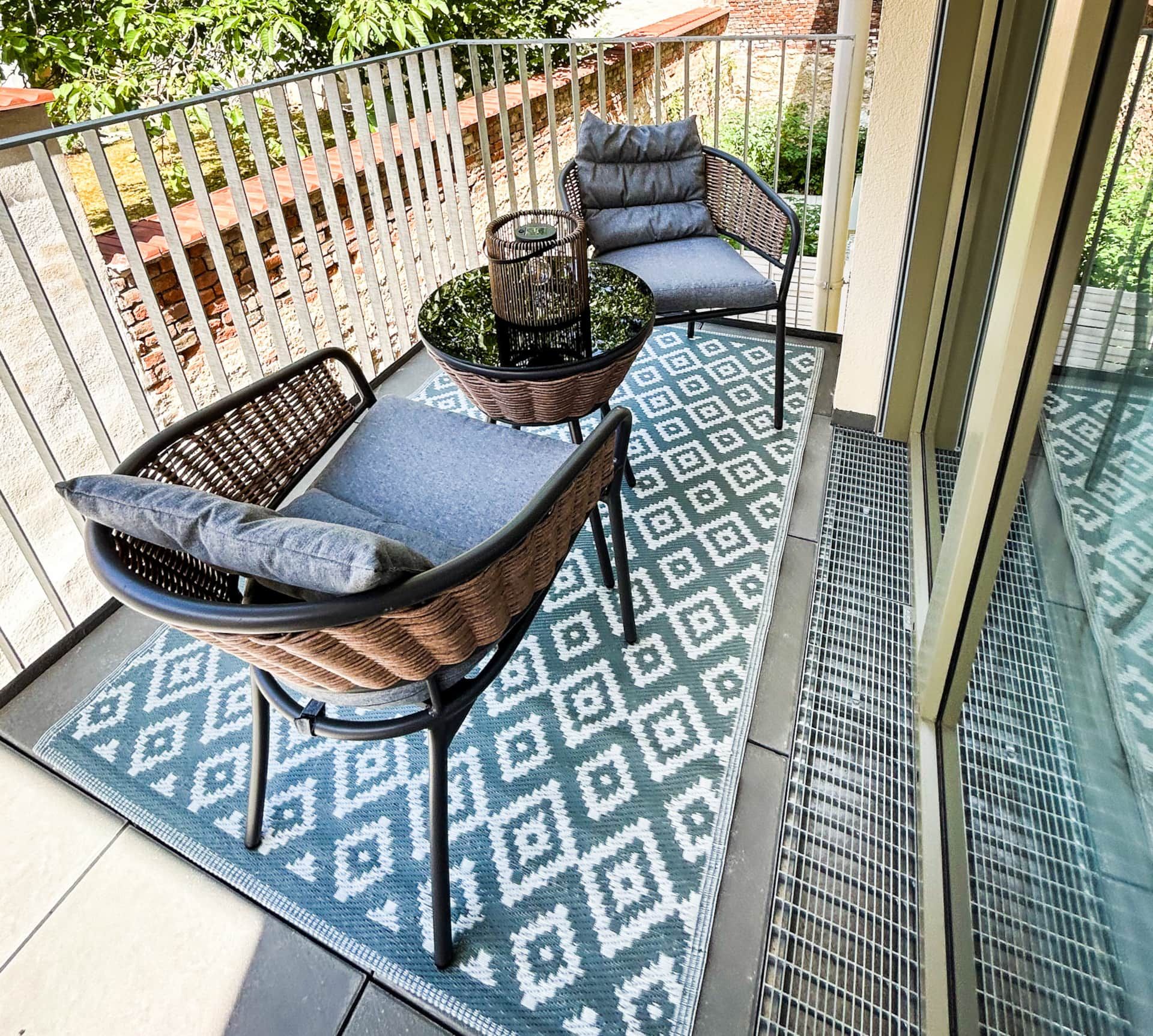 Balkon mit gemütlichem Teppich, 2 bequemen Sesseln und einem Tischchen