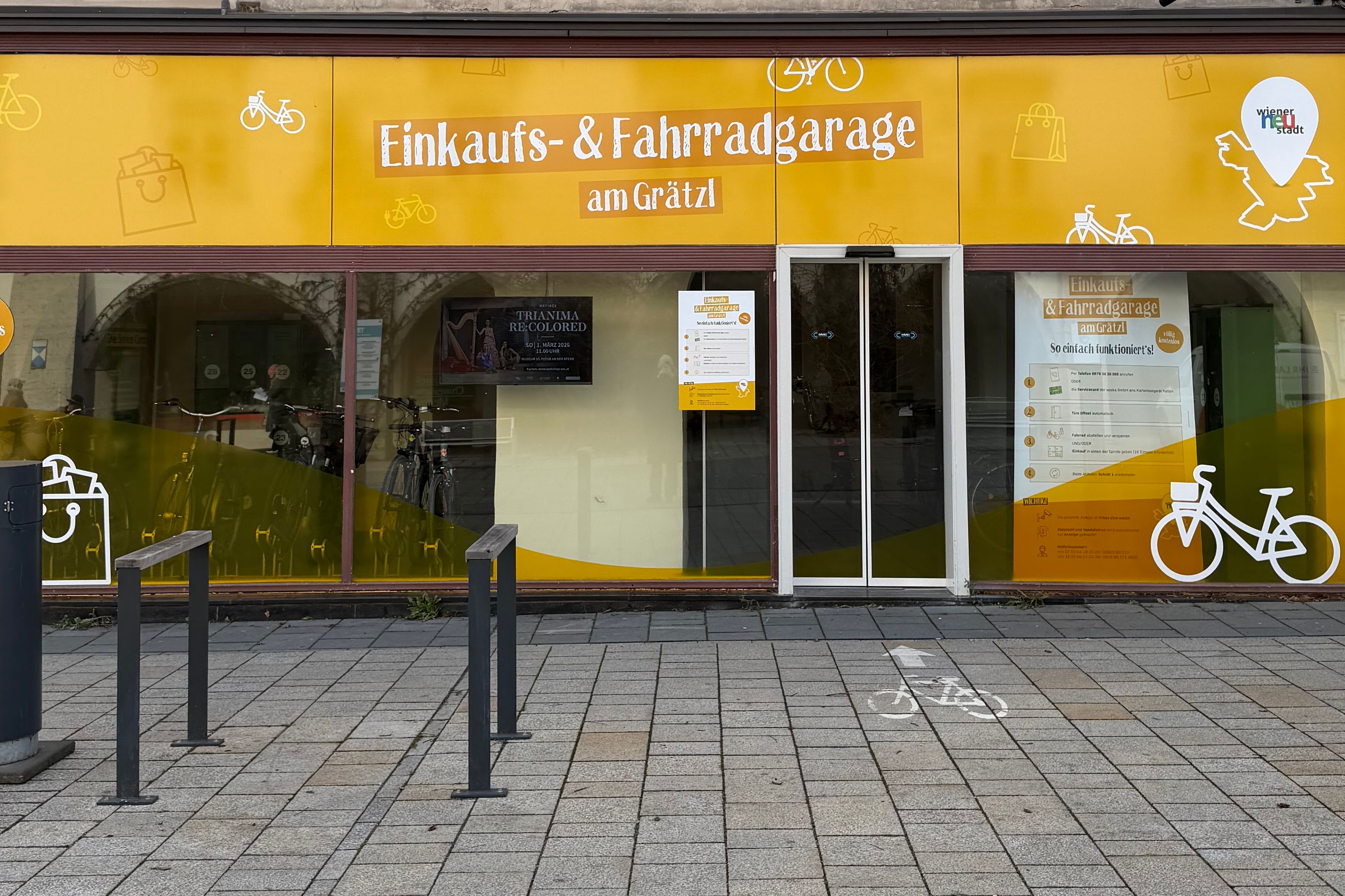 Ein Haus mit gelben Banner. Darin befindet sich die Fahrradgarage in der Fußgängerzone. 