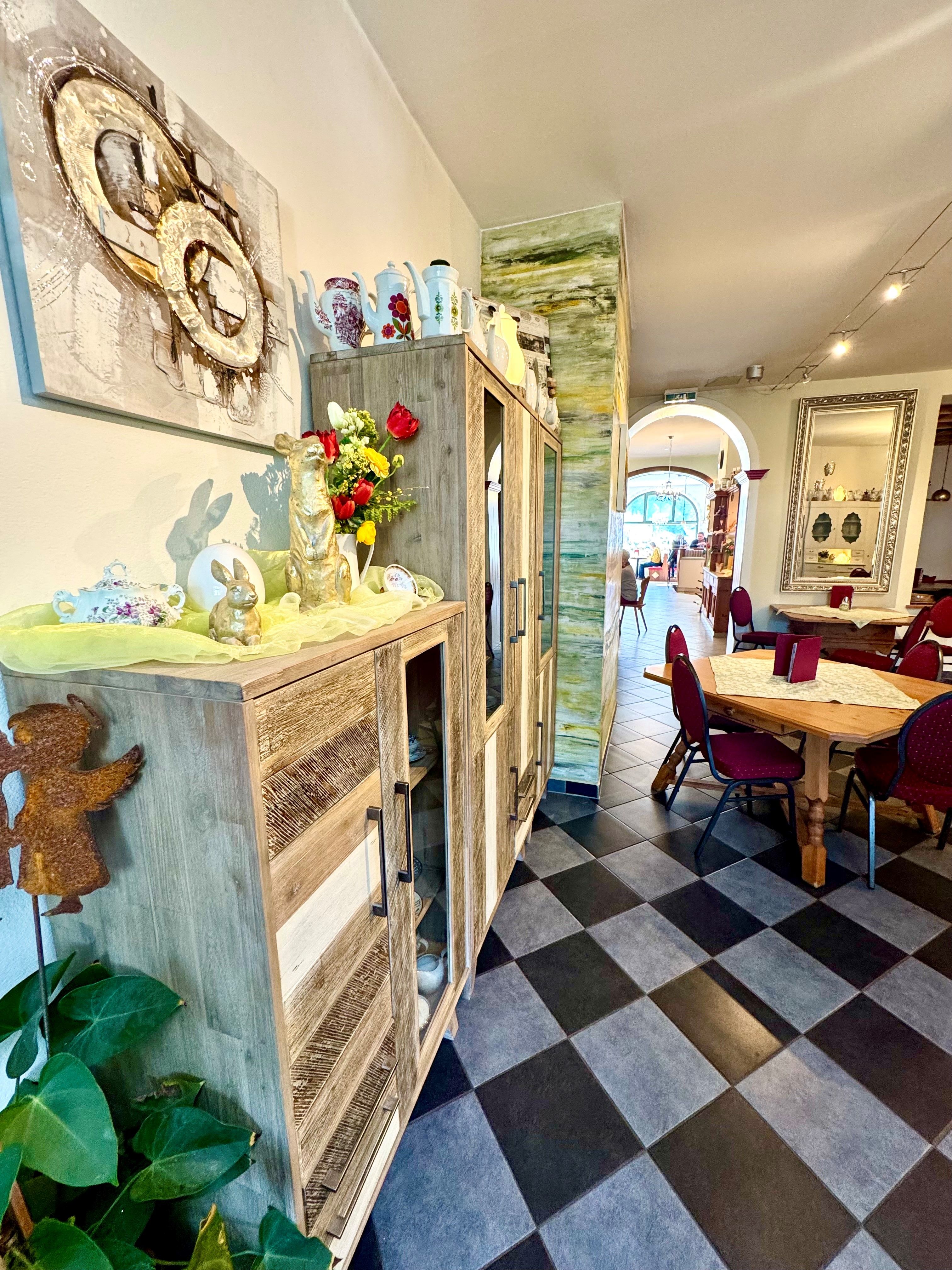 Innenansicht des Cafe Orchide mit Sitzmöglichkeiten und Dekoration
