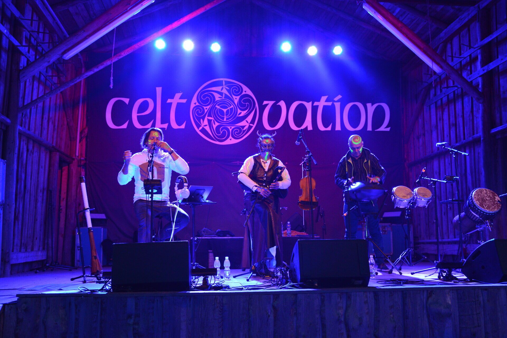 Fotos der Veranstaltung Keltenfestival im Freilichtmuseum in Schwarzenbach in der Buckligen Welt mit Kampfshow, Marktständen, Musikvorführungen und großem Lagerfeuer.