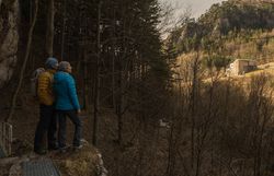In der ruhigen Umarmung der Natur stehen zwei Wanderer und genießen den atemberaubenden Blick auf die sanften Hügel und die malerische Landschaft. Die frische Bergluft und das sanfte Licht schaffen eine harmonische Atmosphäre, die zum Verweilen einlädt. Hier, wo die Natur in voller Pracht erblüht, wird jeder Moment zu einem unvergesslichen Erlebnis.
