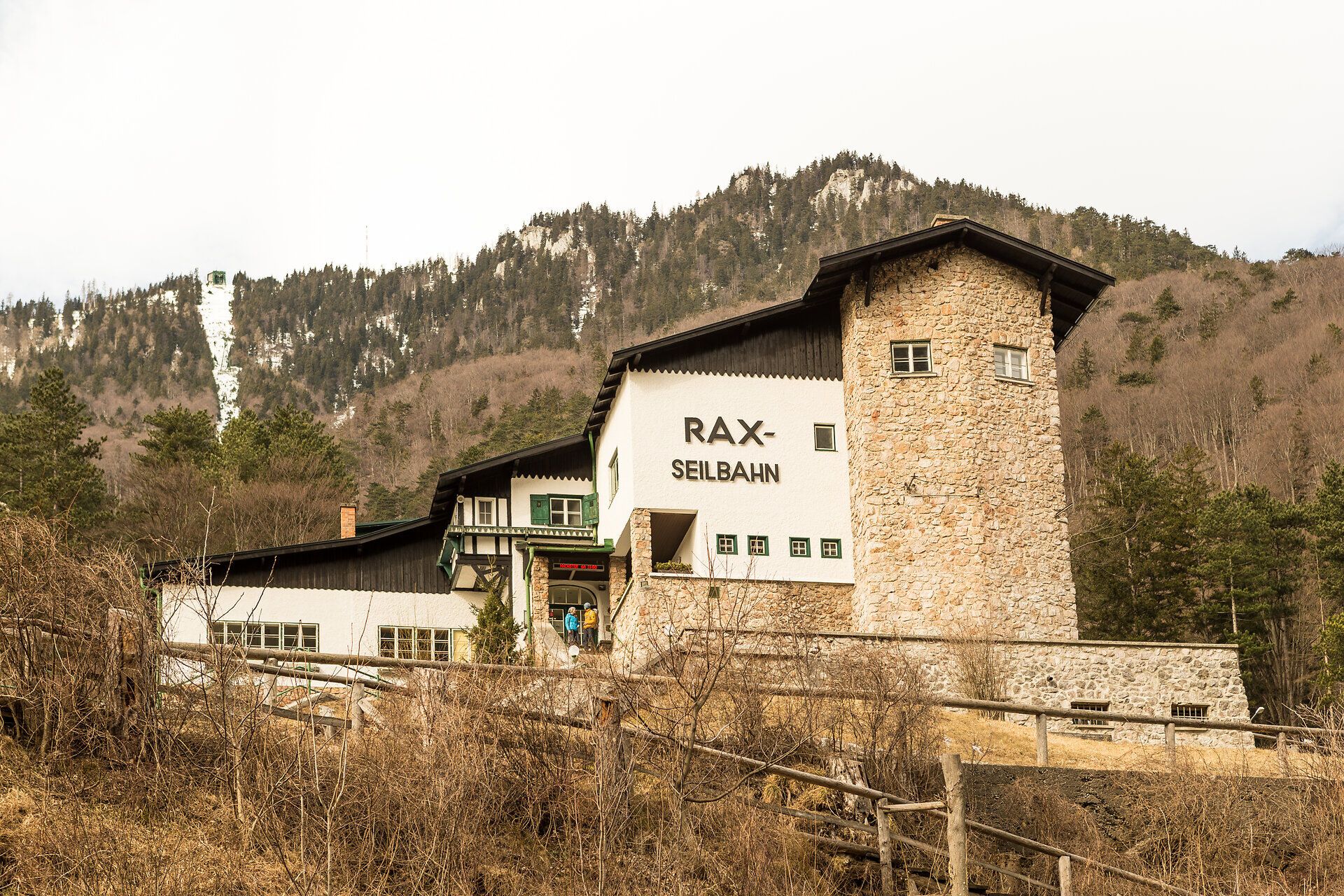 Umgeben von majestätischen Bergen und dichten Wäldern, lädt die Raxseilbahn zu unvergesslichen Erlebnissen in der Natur ein. Hier können Familien die frische Bergluft genießen und die atemberaubenden Ausblicke auf die umliegende Landschaft bewundern.