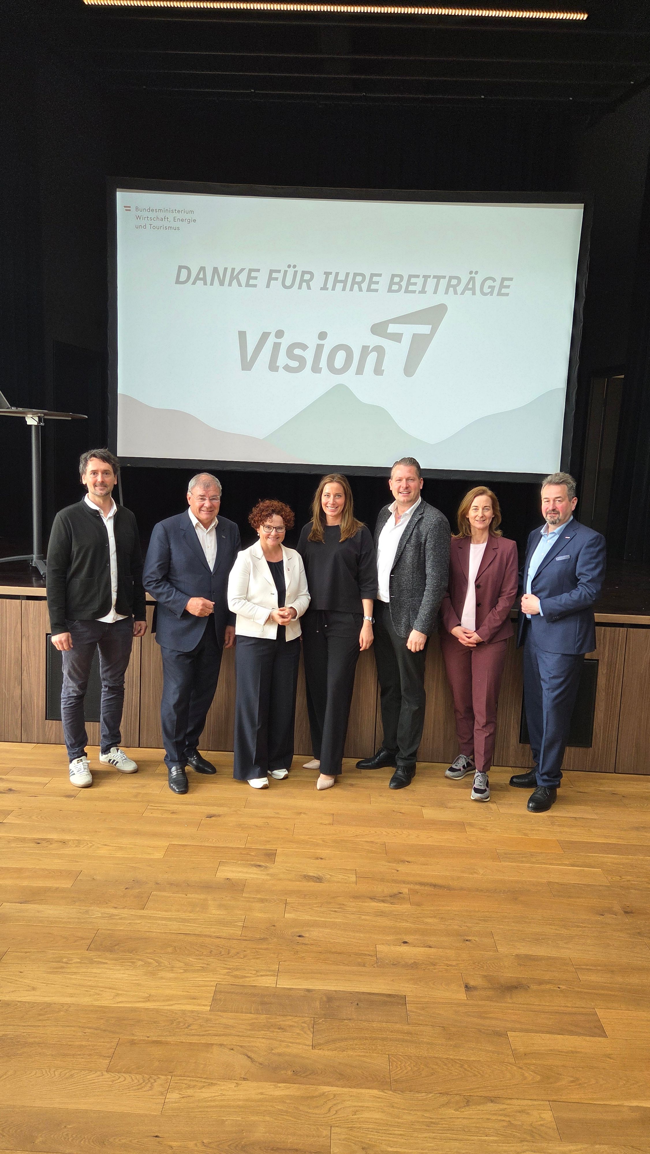 Dialogrunde zur neuen Tourismusstrategie „Vision T“ in Niederösterreich: Karl Morgenbesser (GF Wexl Arena), Christian Blazek (TVB Semmering-Rax-Schneeberg), Elisabeth Zehetner (Tourismus- Staatssekretärin), Mariella Klement-Kapeller (GF Wiener Alpen), Bernd Scharfegger (GF Rax-Seilbahn), Andrea Hilser (Semmering 2030+), Hans Fromwald (WKNÖ – Fachgruppe Hotellerie) (v.l.)