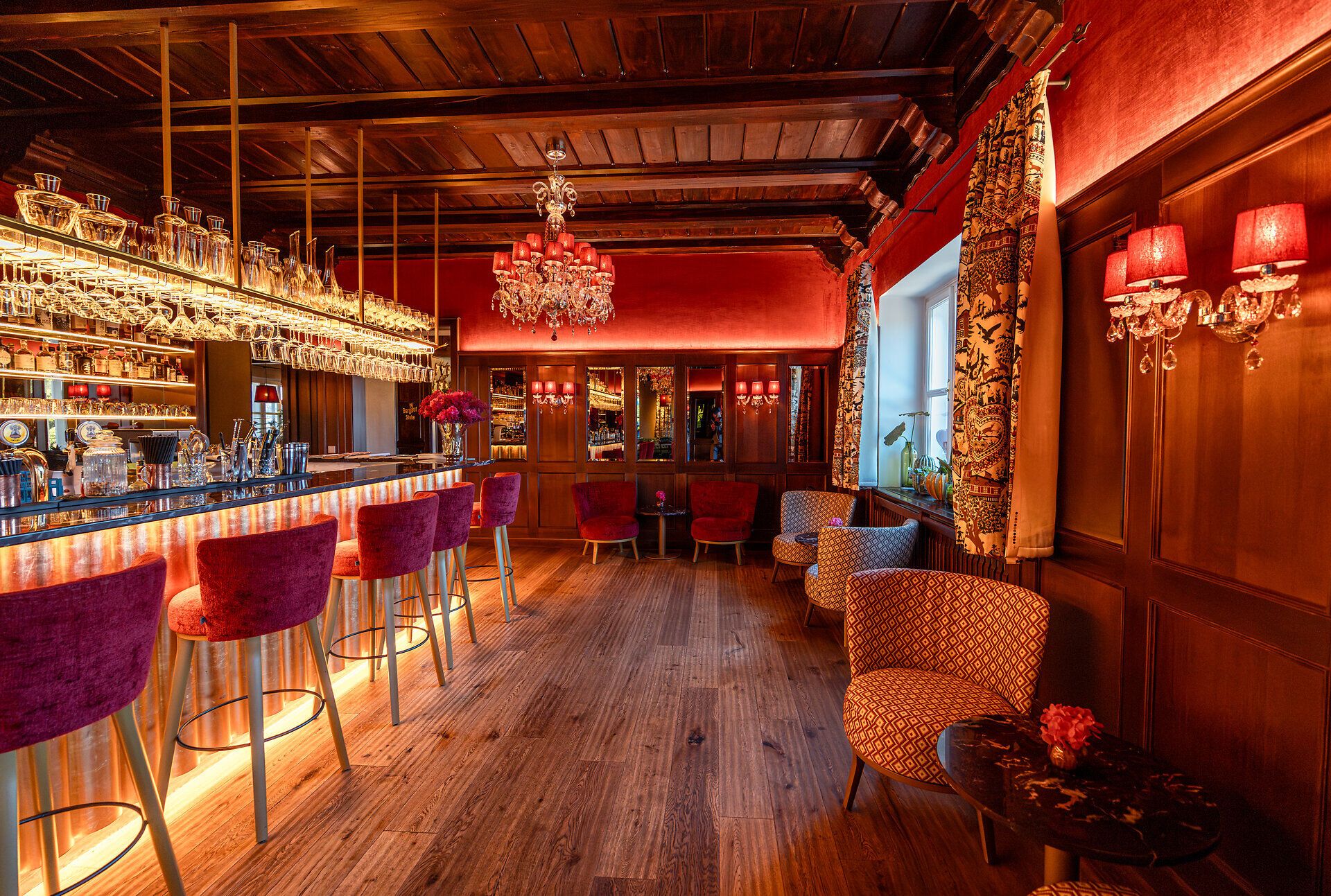 In einem stilvollen Ambiente laden die sanften Farben und eleganten Möbel zum Verweilen ein. Die warmen Lichtakzente schaffen eine einladende Atmosphäre, perfekt für gesellige Abende mit Freunden oder romantische Stunden zu zweit.