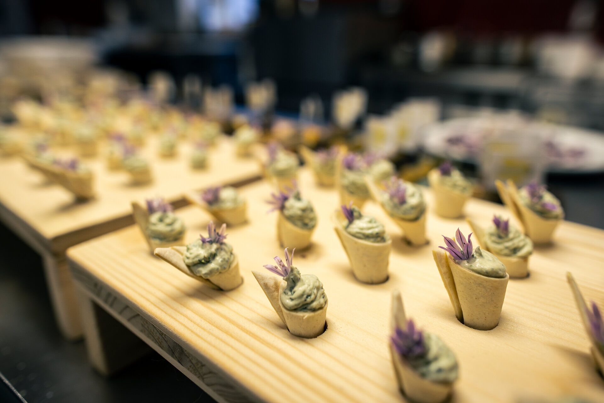 Nahaufnahme einer Speise: Mit Creme gefüllte Tüten, die mit einer Blume dekoriert sind. 