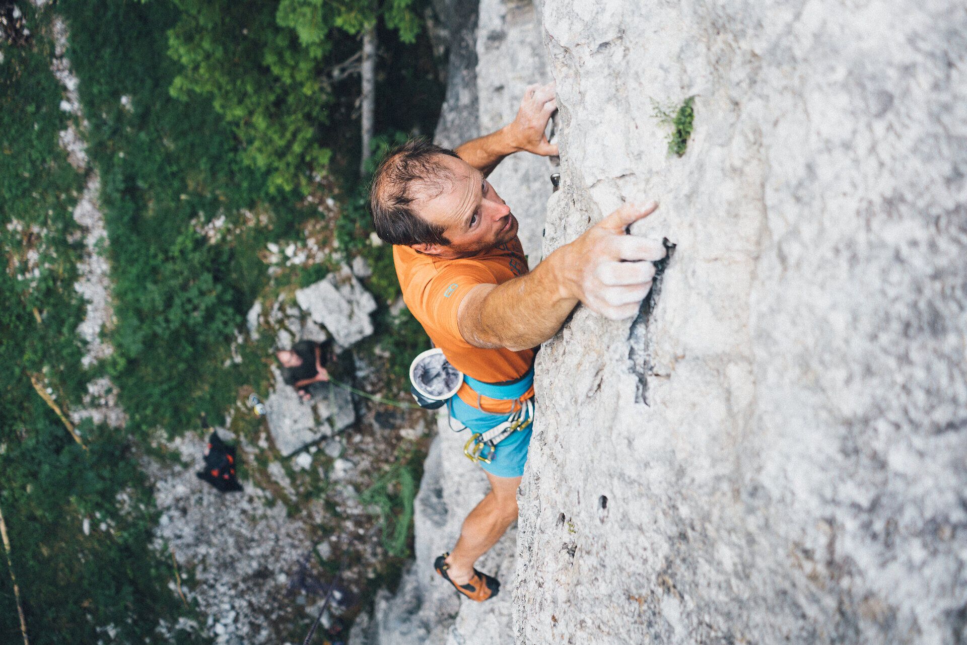 Ein erfahrener Bergsteiger erklimmt die steilen Felsen des Schneebergs, während die atemberaubende Landschaft der Wiener Alpen ihn umgibt. Die frische Bergluft und die Herausforderung des Aufstiegs schaffen ein Gefühl von Freiheit und Abenteuer.