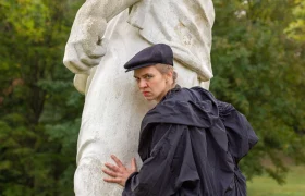 Bild mit Frau vor Statue.