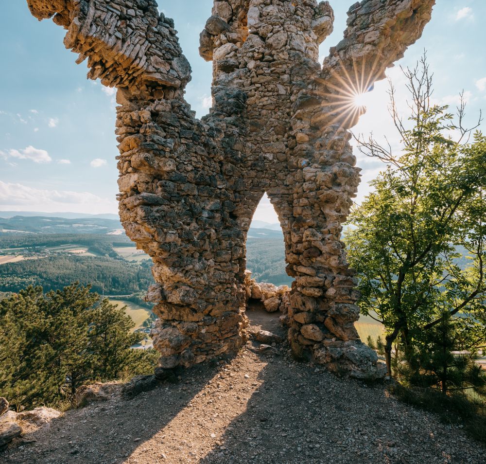 Ruine Türkensturz mit Blick auf die Landschaft und Sonnenstrahlen durch die Mauer.