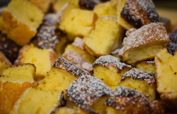 Nahaufnahme von gestückeltem, goldbraun gebackenem Sauerrahmschmarrn.