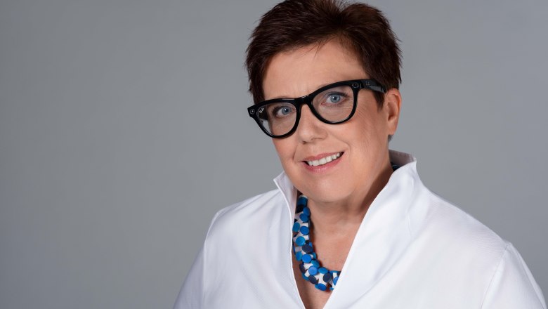 Frau mit kurzen Haaren und Brille