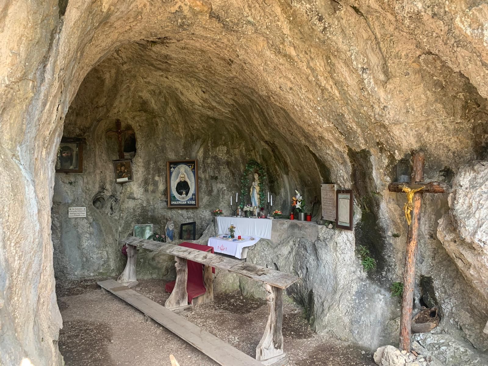 Kirchlein mit Kerzen, Beichtstuhl und kirchlicher Dekoration in einem Felsen