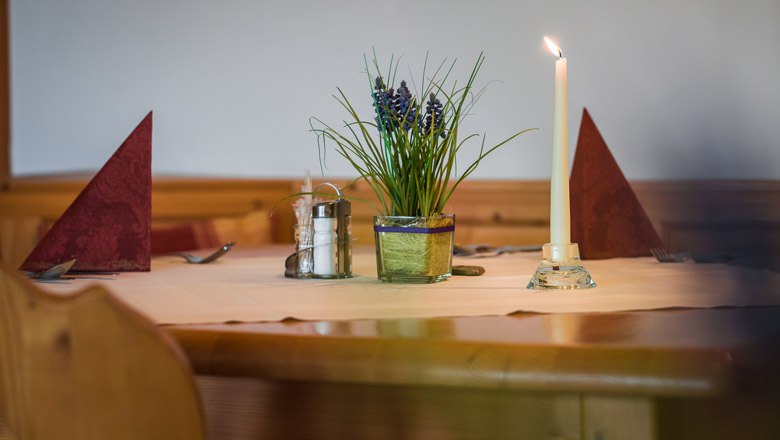 Bestens gest&auml;rkt im gem&uuml;tlichen Restaurant, &copy; Wiener Alpen, Christian Kremsl