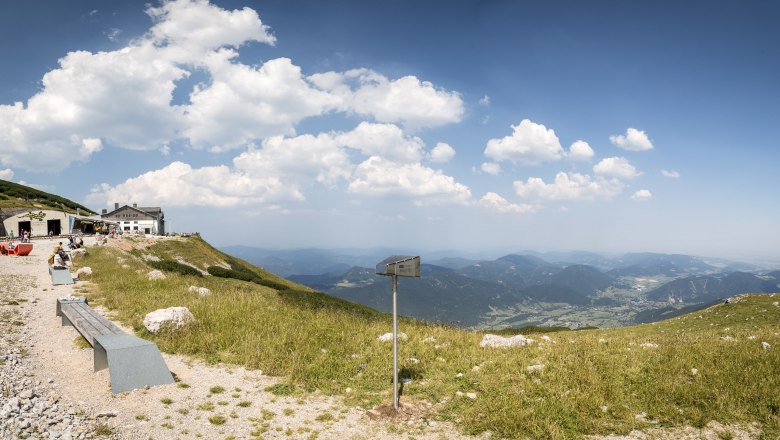 Aussicht vom Schneeberg mit Berglandschaft und Hütte.
