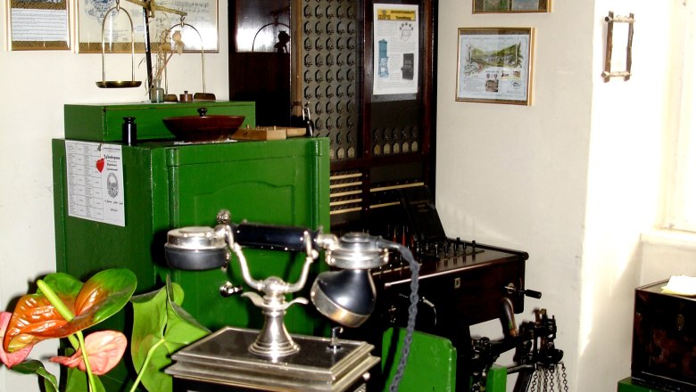 Historisches Büro mit Telefon und Schaltanlage.