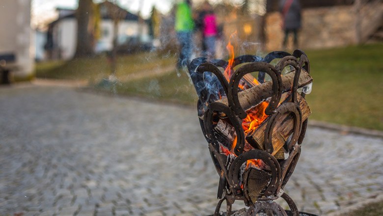 Feuerkörbe im Museumsdorf laden ein zum Verweilen, © Wiener Alpen, Christian Kremsl