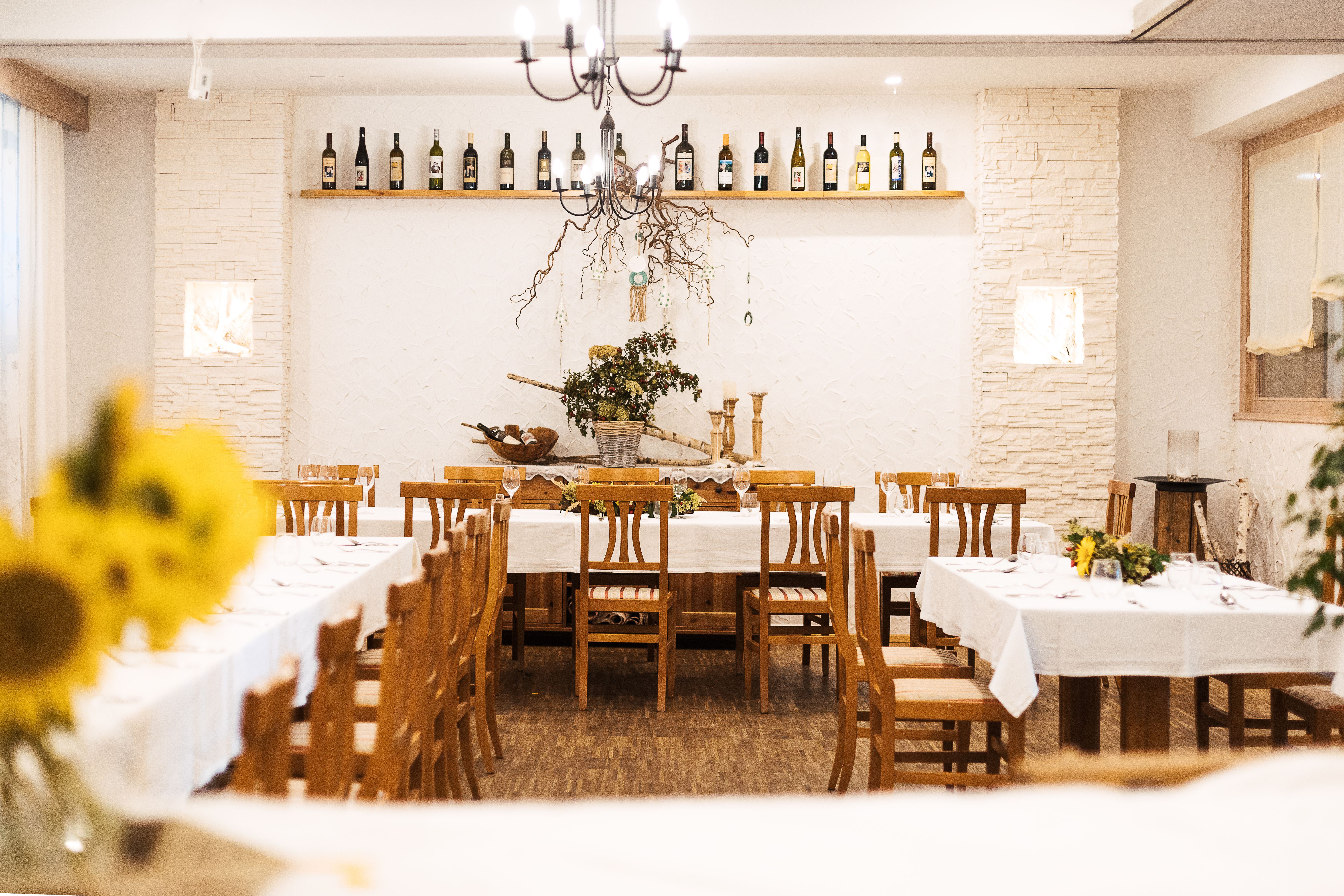 Der einladende Saal des Krumbacherhofs strahlt eine gemütliche Atmosphäre aus, die zum Verweilen einlädt. Mit rustikalen Holzmöbeln und liebevoll dekorierten Tischen ist dieser Ort perfekt für gesellige Abende und kulinarische Genüsse inmitten der Wiener Alpen.