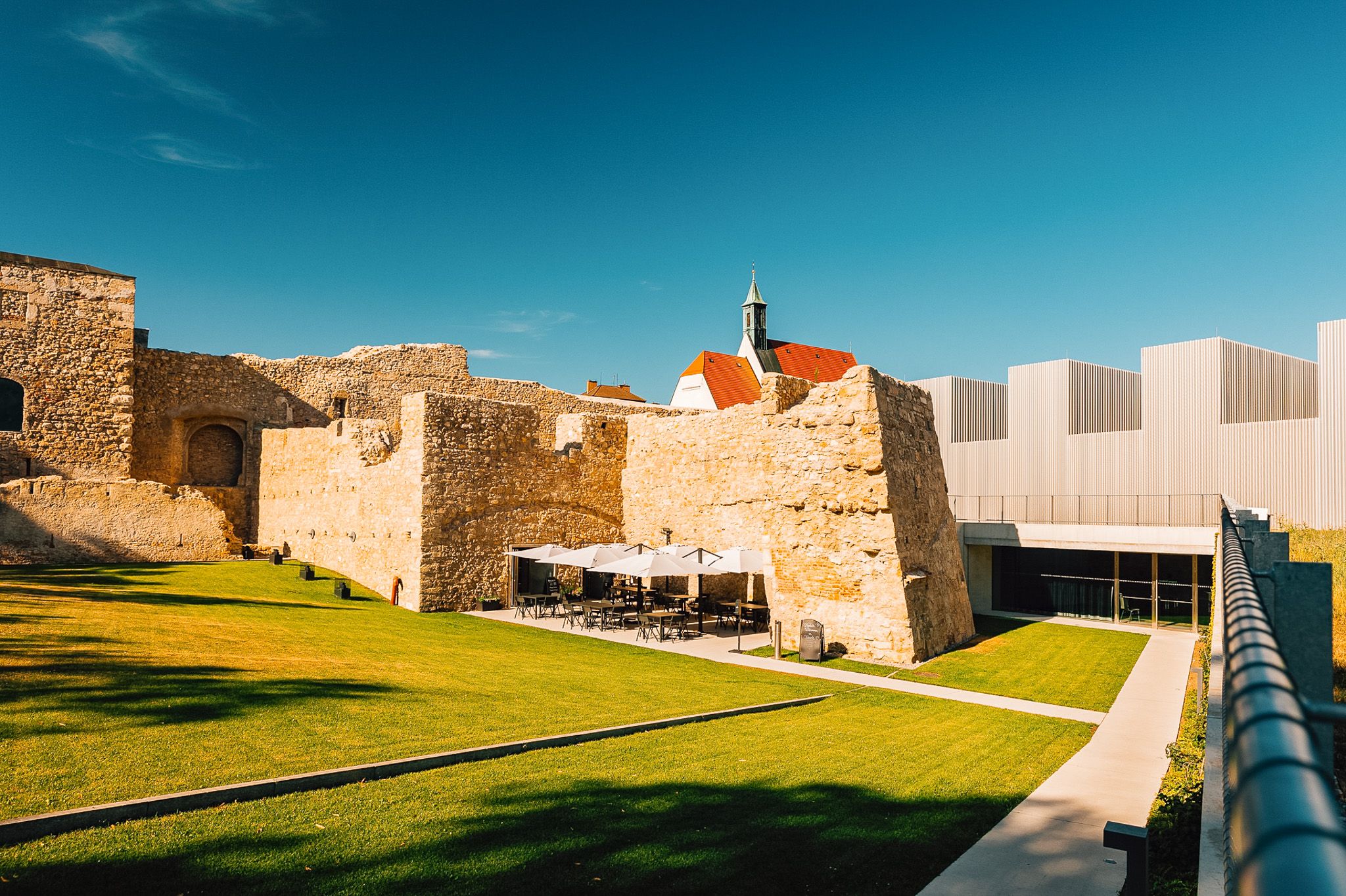 Die historischen Kasematten vom Stadtpark stehend fotografiert