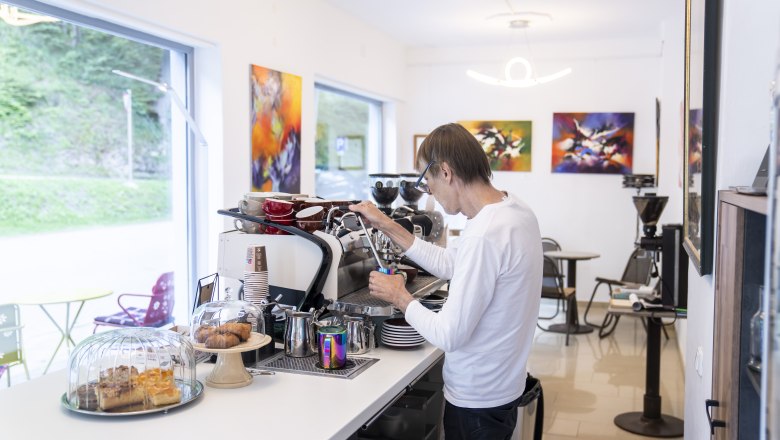 Barista bereitet Kaffee in einem modernen Café zu.