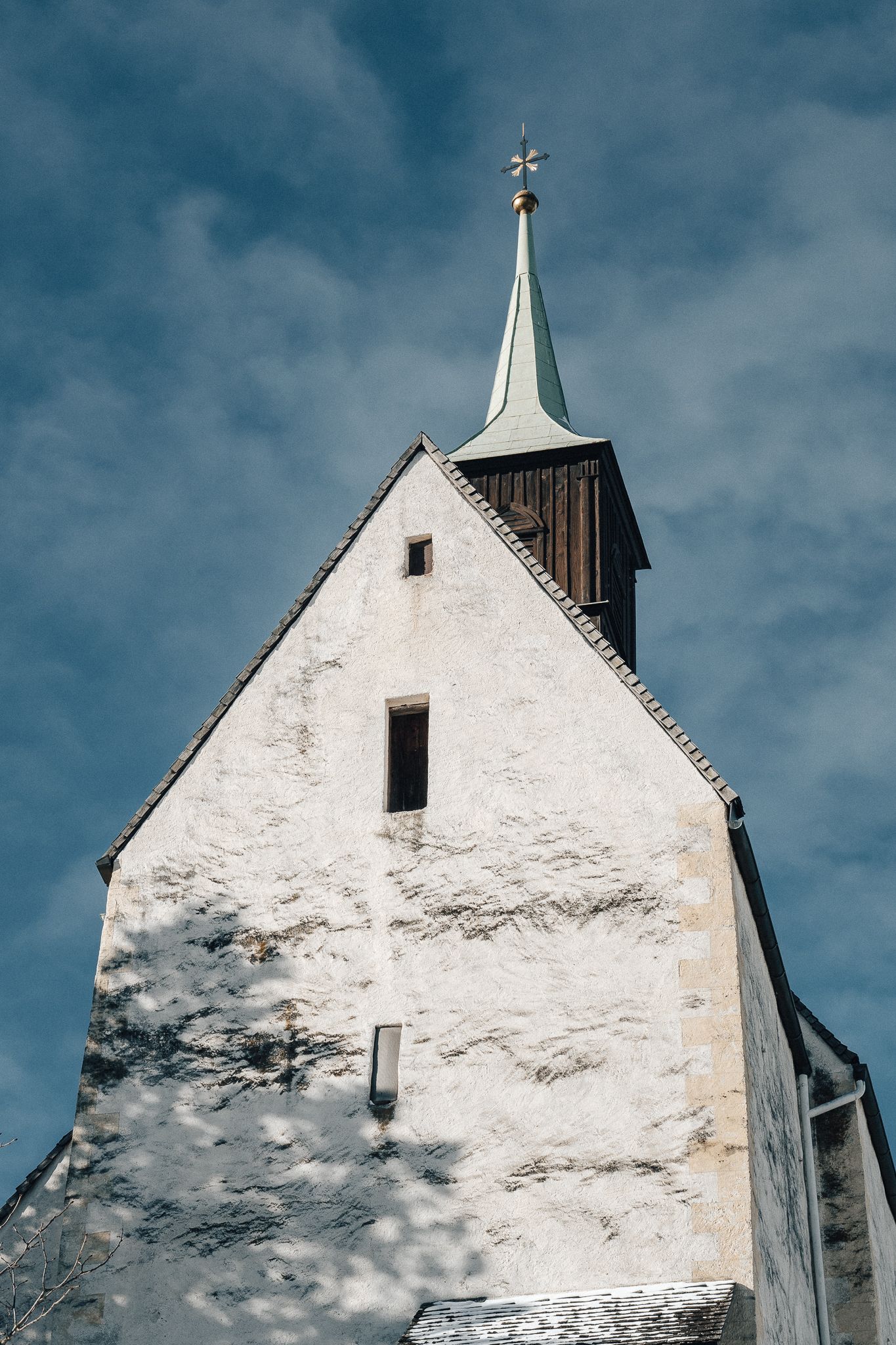 Die schneebedeckte Landschaft strahlt eine friedliche Ruhe aus, während die majestätische Kirche mit ihrem hohen Turm in den klaren Winterhimmel ragt. Hier, in den Wiener Alpen, entfaltet sich die Schönheit des Winters in voller Pracht und lädt zu unvergesslichen Wanderungen ein.