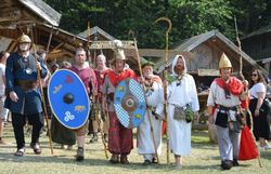 Fotos der Veranstaltung Keltenfestival im Freilichtmuseum in Schwarzenbach in der Buckligen Welt mit Kampfshow, Marktständen, Musikvorführungen und großem Lagerfeuer.