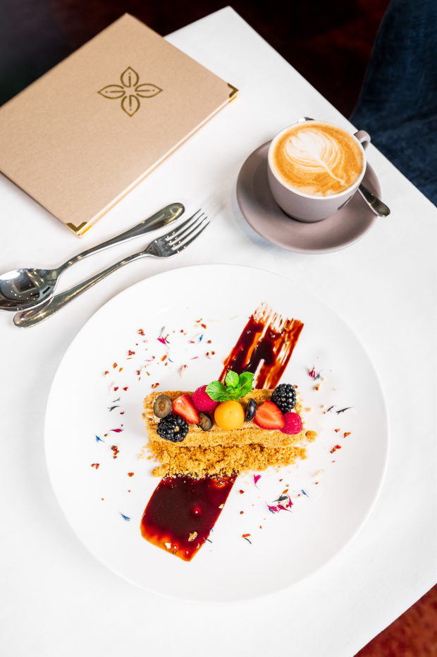Honigkuchen mit Beeren und Kaffee