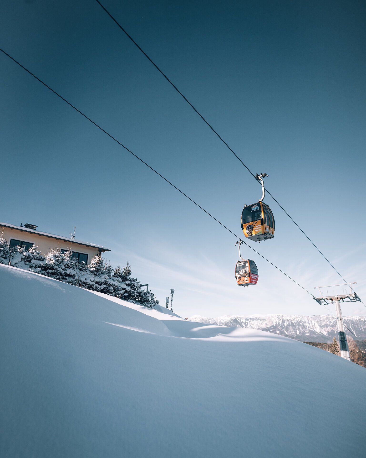 Gondeln der Bergbahn Semmering Hirschenkogel im Winter