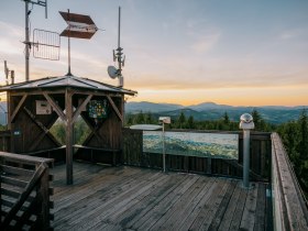 Plattform der Aussichtswarte Hutwisch mit Blick auf den Horizont, © Wiener Alpen